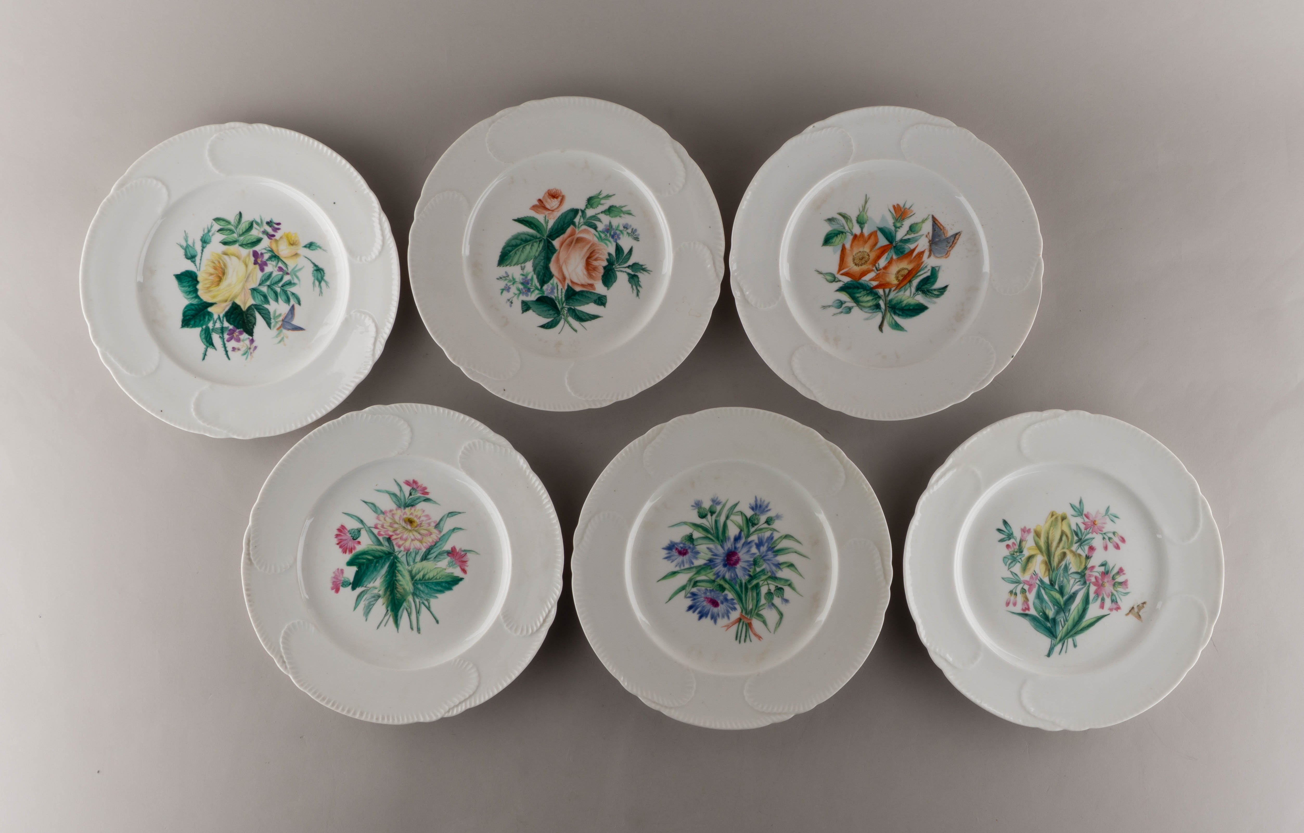 (Императорский фарфоровый завод) Шесть тарелок «Флора» с изображением  цветочных композиций. Россия, Императорский фарфоровый завод, Белье – сервиз «Капустный лист». 1840–1855 годы.