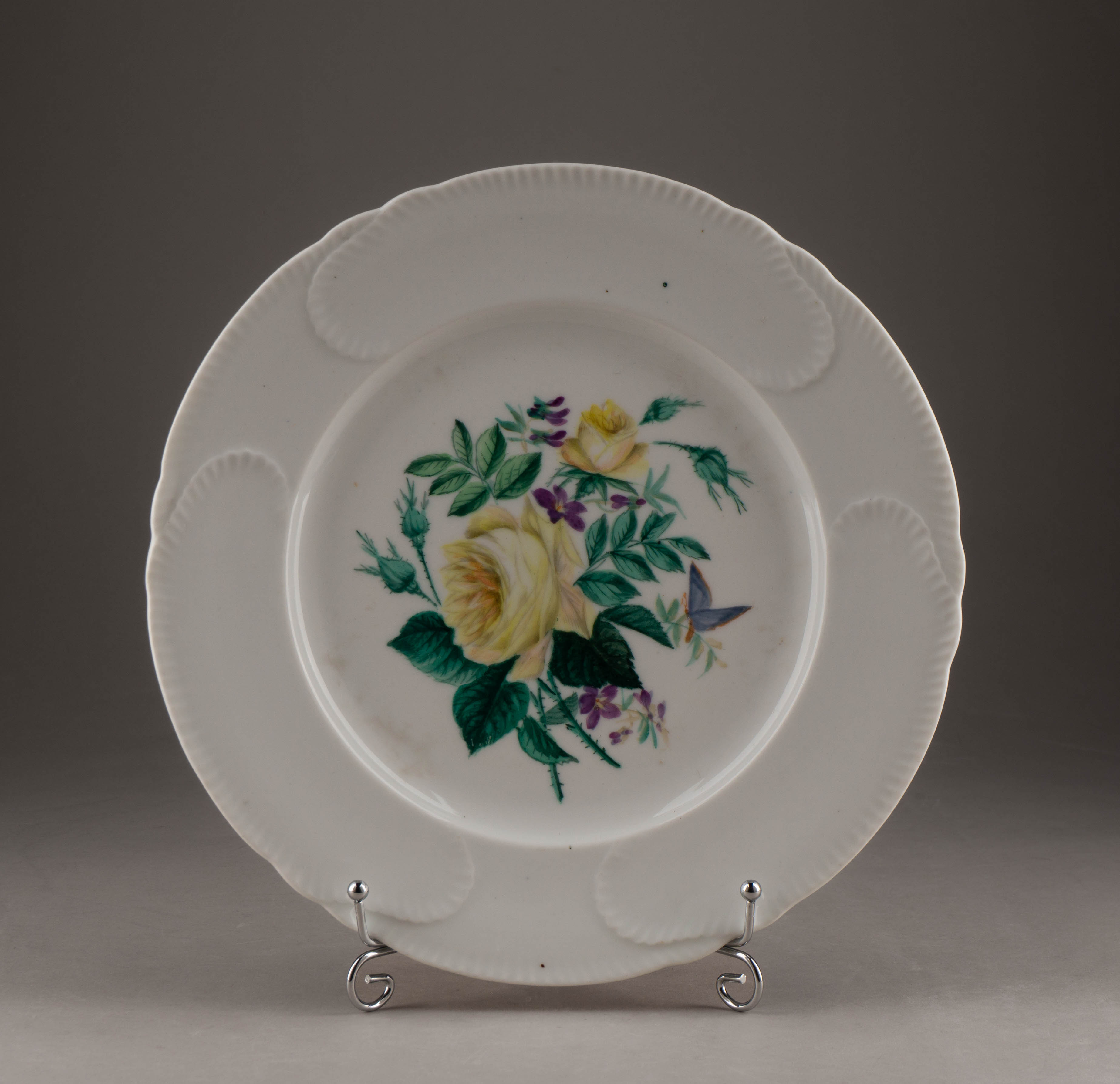 (Императорский фарфоровый завод) Шесть тарелок «Флора» с изображением  цветочных композиций. Россия, Императорский фарфоровый завод, Белье – сервиз «Капустный лист». 1840–1855 годы.