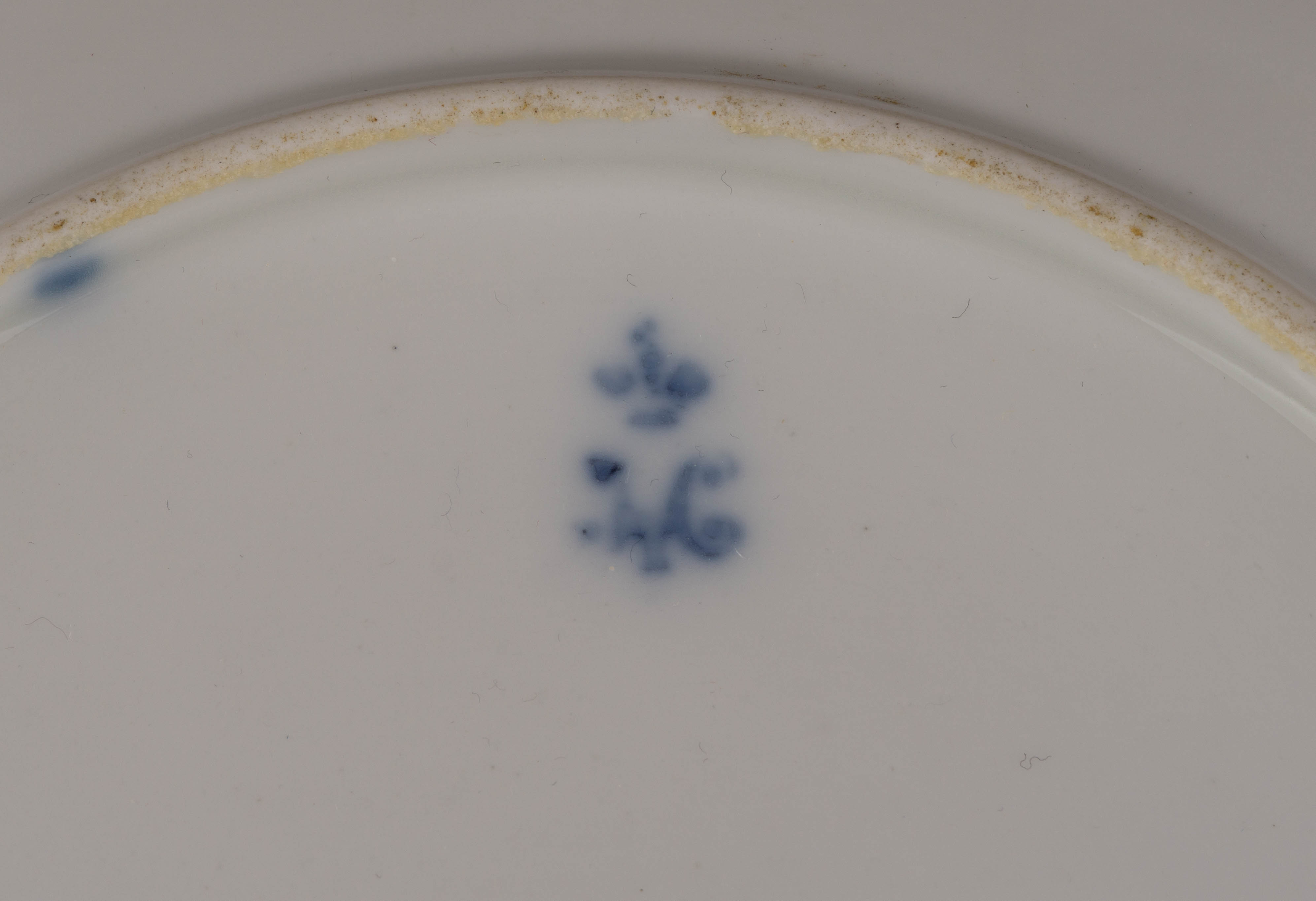 (Императорский фарфоровый завод) Шесть тарелок «Флора» с изображением  цветочных композиций. Россия, Императорский фарфоровый завод, Белье – сервиз «Капустный лист». 1840–1855 годы.