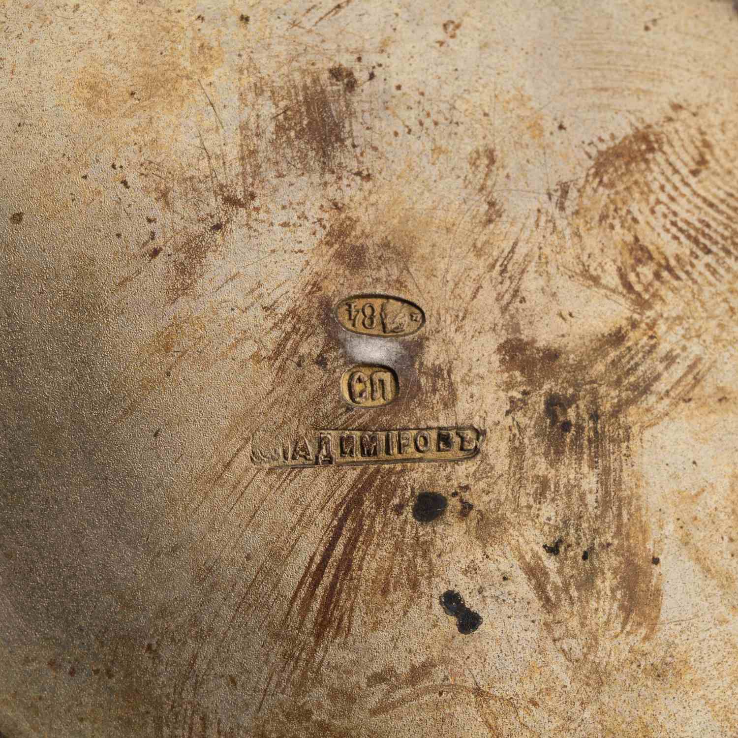 Стакан с изображением тройки и деревенского пейзажа. 
Россия, Санкт-Петербург, мастерские Владимирова Н.Г. и Павлова С.П., 1898–1917 годы.