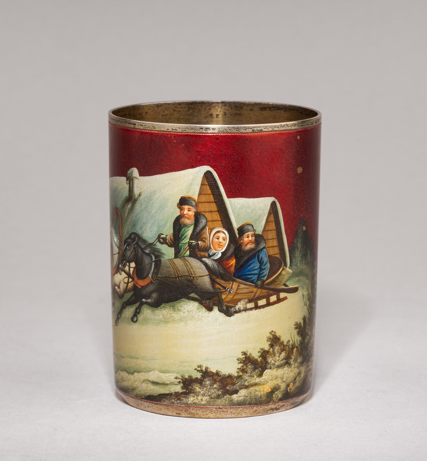 Стакан с изображением тройки и деревенского пейзажа.
Россия, Санкт-Петербург, мастерские Владимирова Н.Г. и Павлова С.П., 1898–1917 годы.