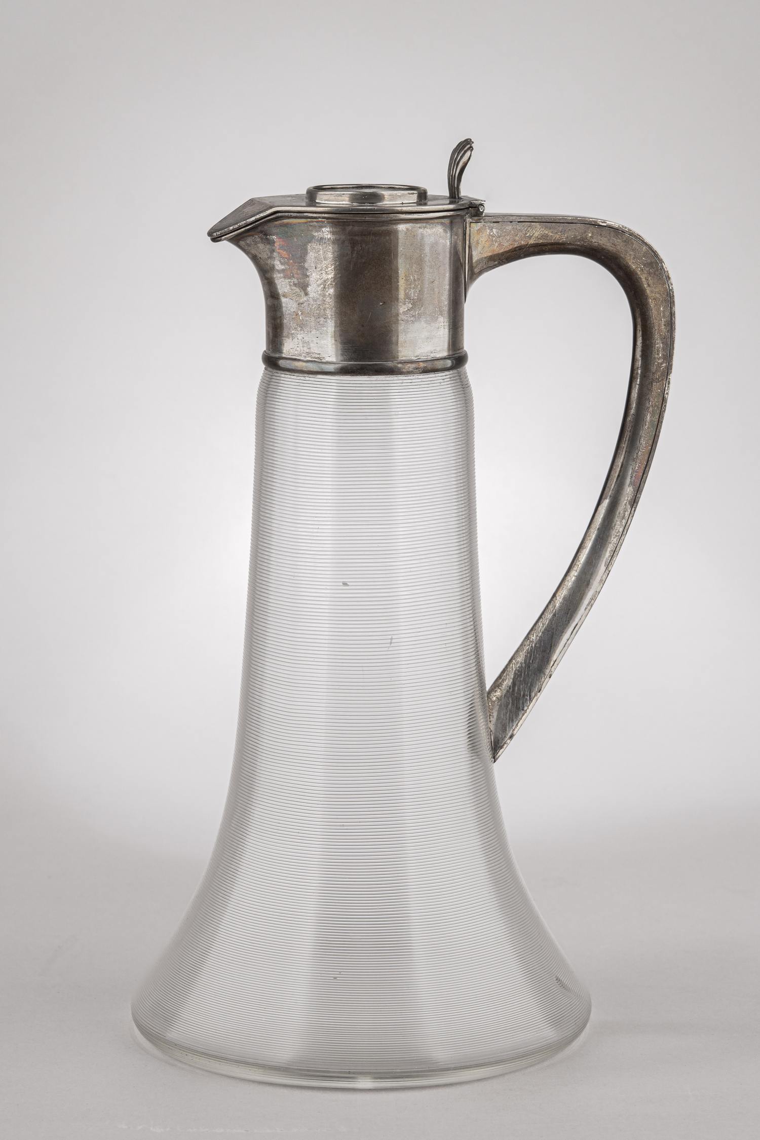 (Фаберже). Графин в стиле модерн с юбилейной монетой.
Москва, фирма Поставщика Высочайшего двора К. Фаберже, 1899–1908 гг.