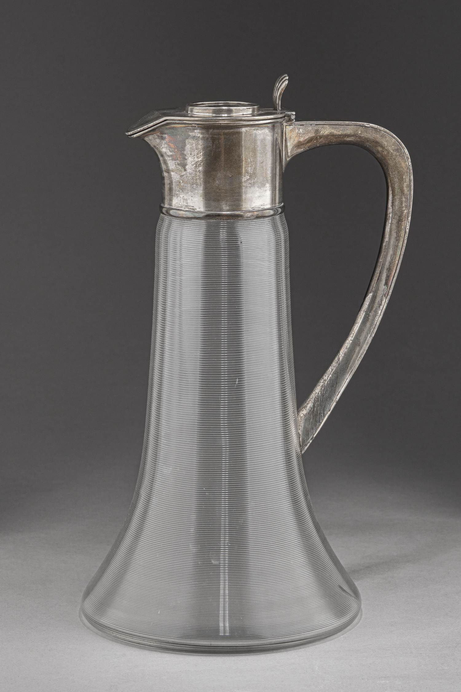 (Фаберже). Графин в стиле модерн с юбилейной монетой.
Москва, фирма Поставщика Высочайшего двора К. Фаберже, 1899–1908 гг.