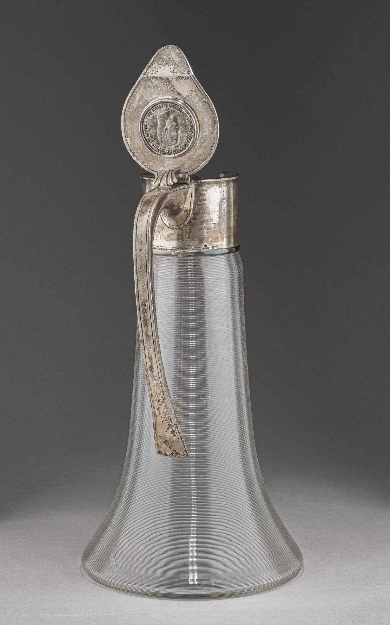 (Фаберже). Графин в стиле модерн с юбилейной монетой.
Москва, фирма Поставщика Высочайшего двора К. Фаберже, 1899–1908 гг.