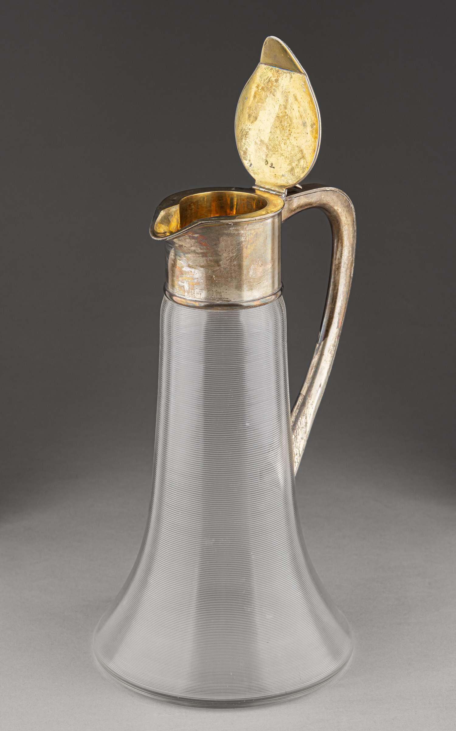 (Фаберже). Графин в стиле модерн с юбилейной монетой.
Москва, фирма Поставщика Высочайшего двора К. Фаберже, 1899–1908 гг.