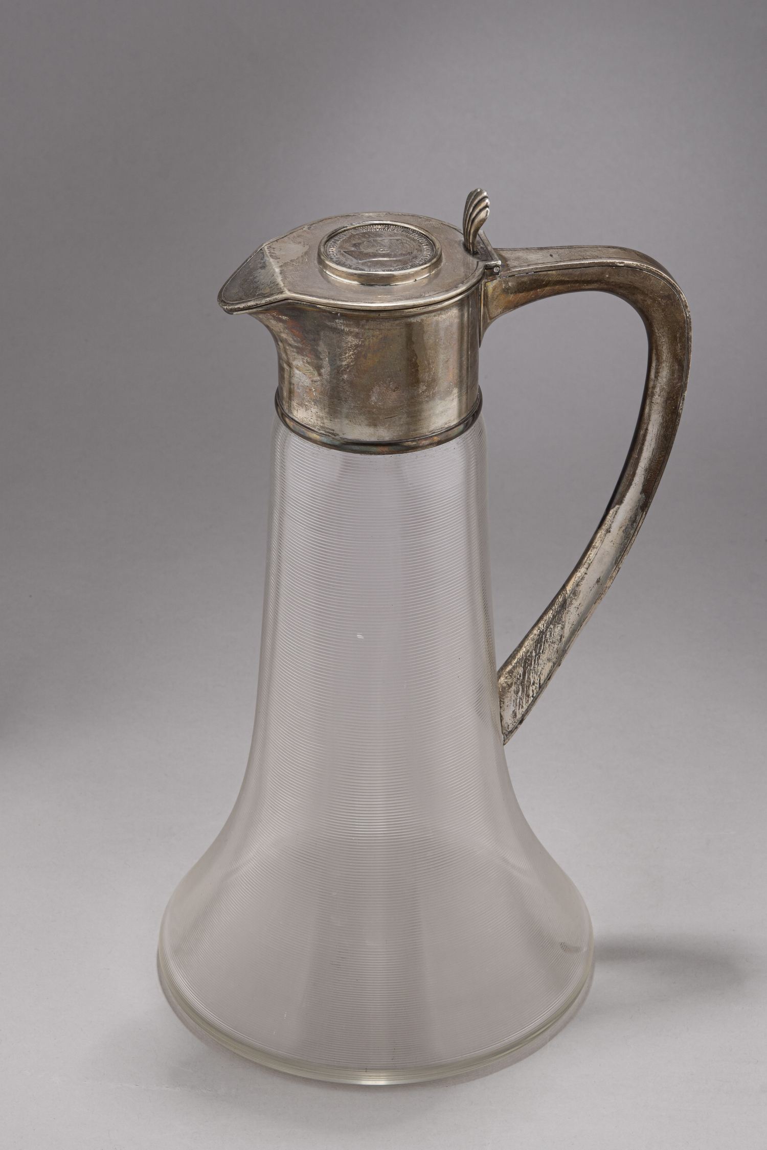 (Фаберже). Графин в стиле модерн с юбилейной монетой.
Москва, фирма Поставщика Высочайшего двора К. Фаберже, 1899–1908 гг.