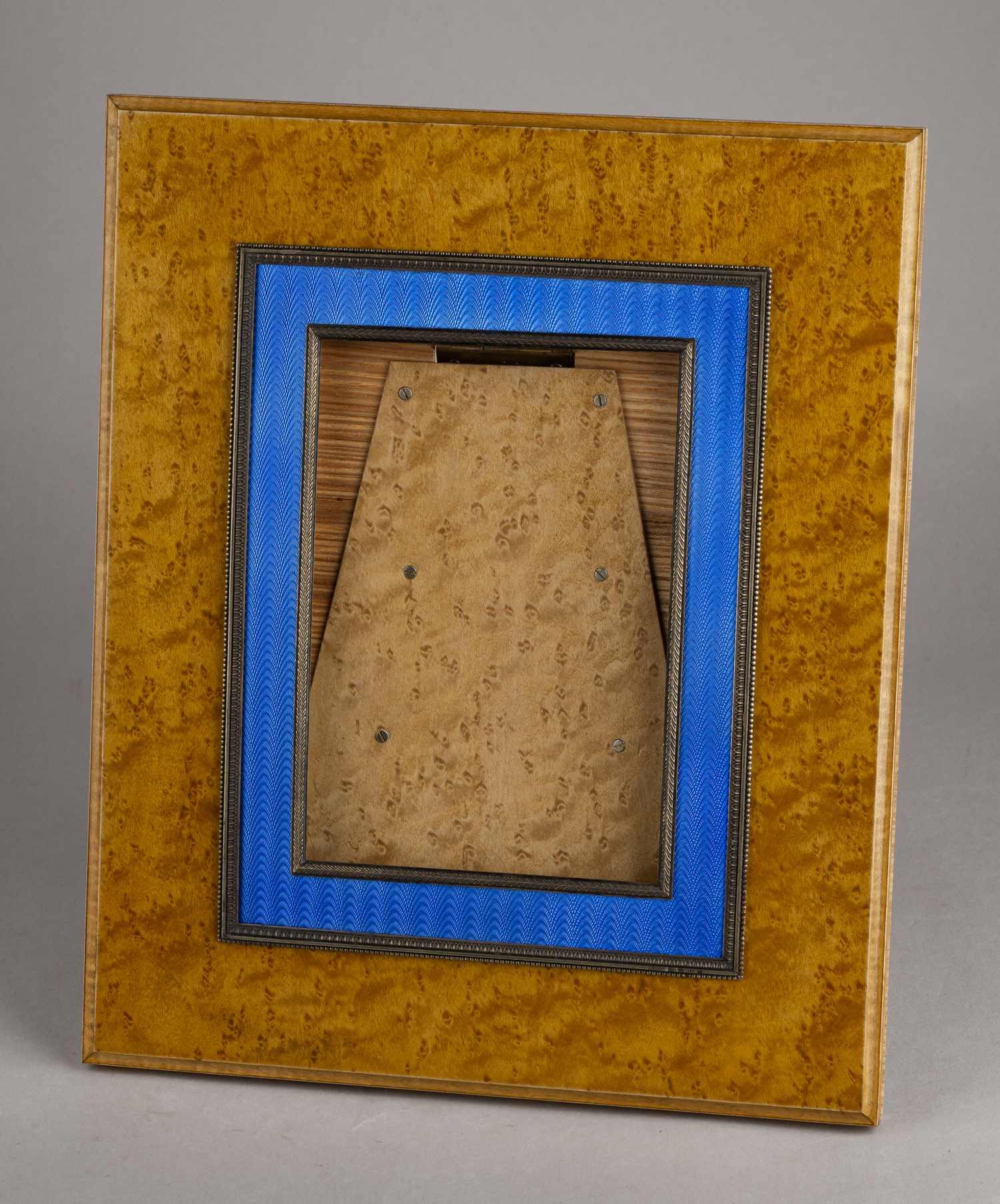 (С экспертизой. Фаберже. Армфельдт.) Большая рама с эмалью гильоше.
Санкт-Петербург, фирма «Фаберже», мастер Ялмар Армфельдт 1908–1917 гг.