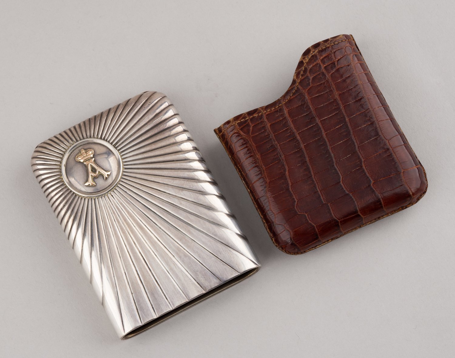 (Из собрания принца Альберта Саксен-Альтенбургского. Фаберже). Портсигар с монограммой «А» под короной.<br>Санкт-Петербург, фирма К. Фаберже, мастер Андерс Невалайнен,  1890-е годы.