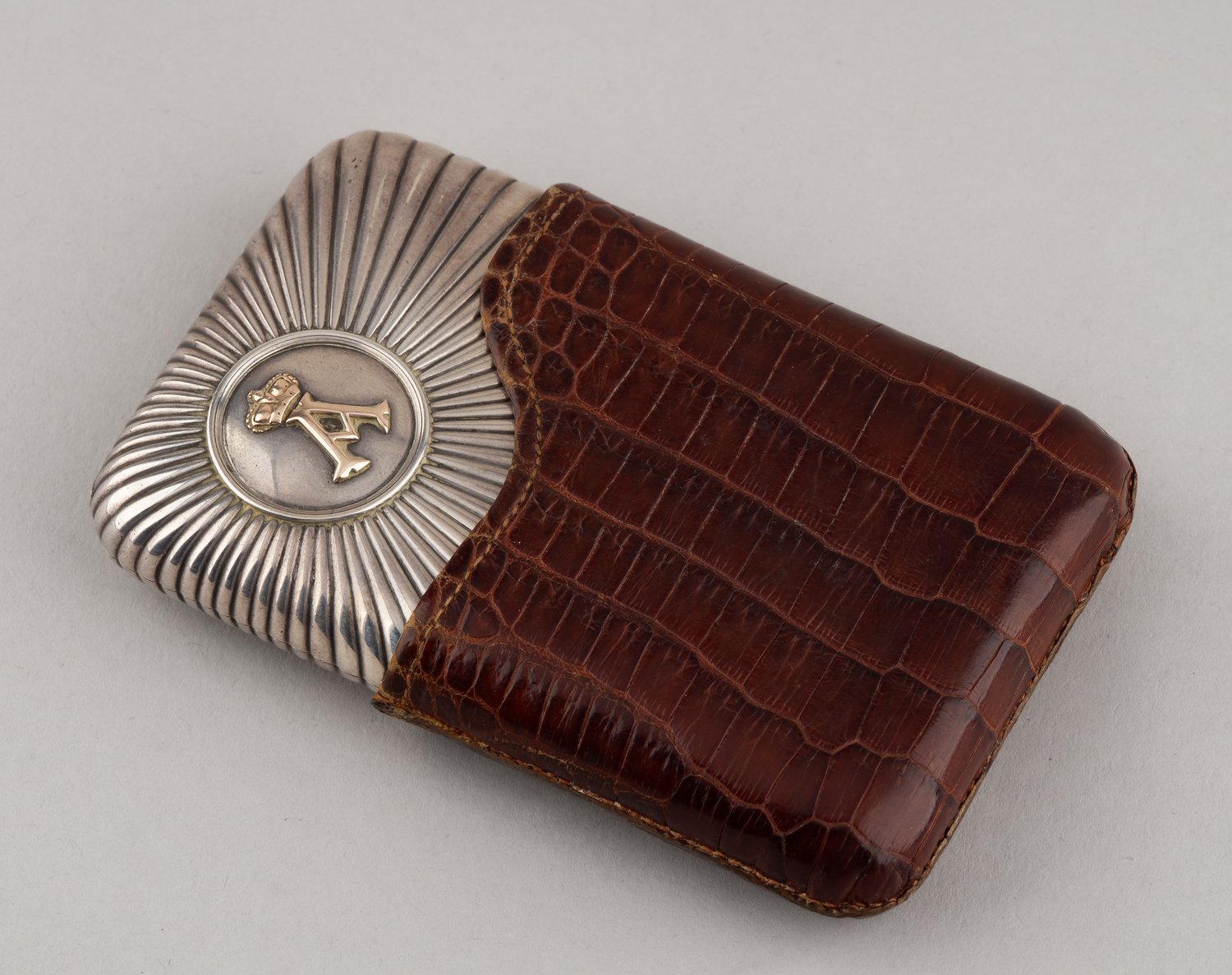 (Из собрания принца Альберта Саксен-Альтенбургского. Фаберже). Портсигар с монограммой «А» под короной.<br>Санкт-Петербург, фирма К. Фаберже, мастер Андерс Невалайнен,  1890-е годы.