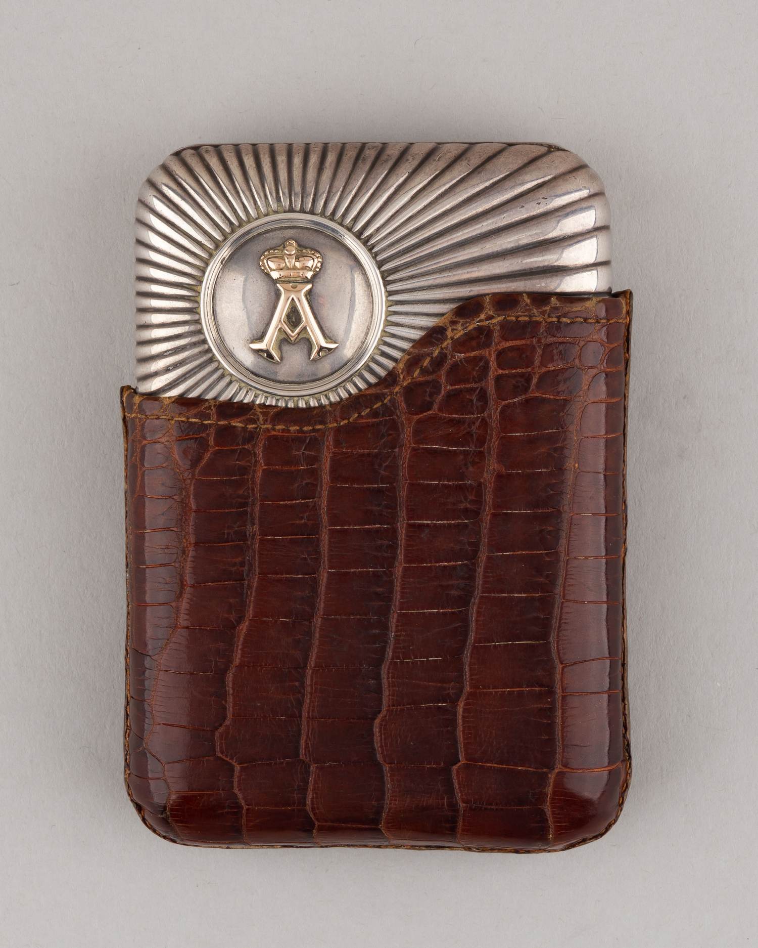 (Из собрания принца Альберта Саксен-Альтенбургского. Фаберже). Портсигар с монограммой «А» под короной.<br>Санкт-Петербург, фирма К. Фаберже, мастер Андерс Невалайнен,  1890-е годы.