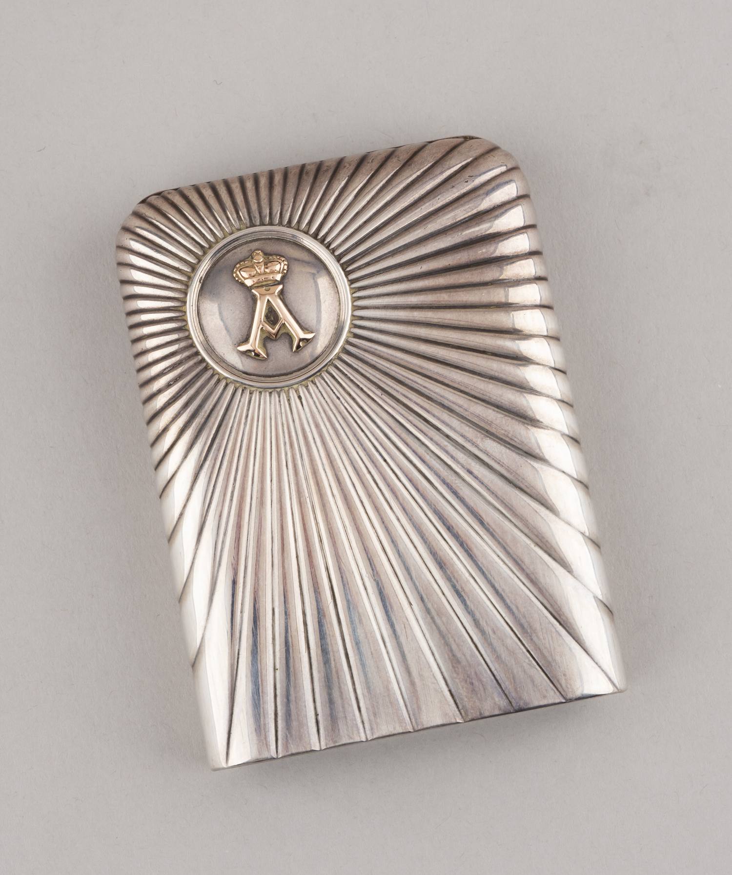 (Из собрания принца Альберта Саксен-Альтенбургского. Фаберже). Портсигар с монограммой «А» под короной.<br>Санкт-Петербург, фирма К. Фаберже, мастер Андерс Невалайнен,  1890-е годы.