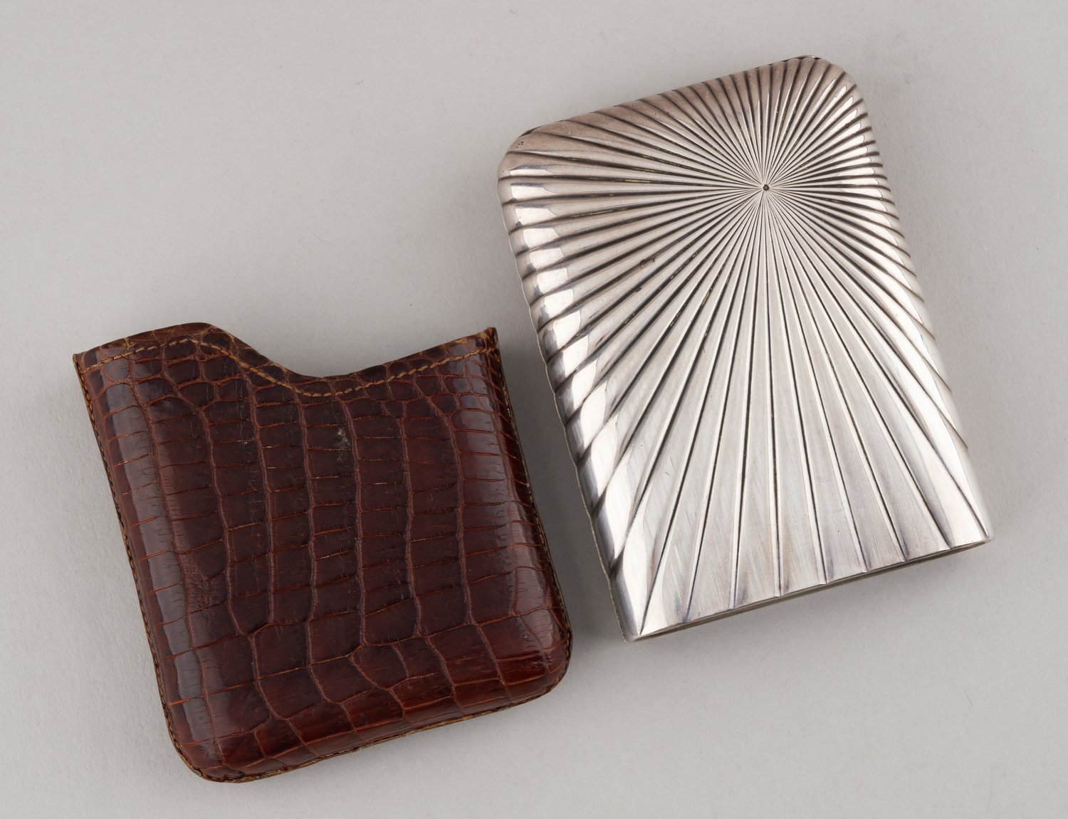 (Из собрания принца Альберта Саксен-Альтенбургского. Фаберже). Портсигар с монограммой «А» под короной.<br>Санкт-Петербург, фирма К. Фаберже, мастер Андерс Невалайнен,  1890-е годы.