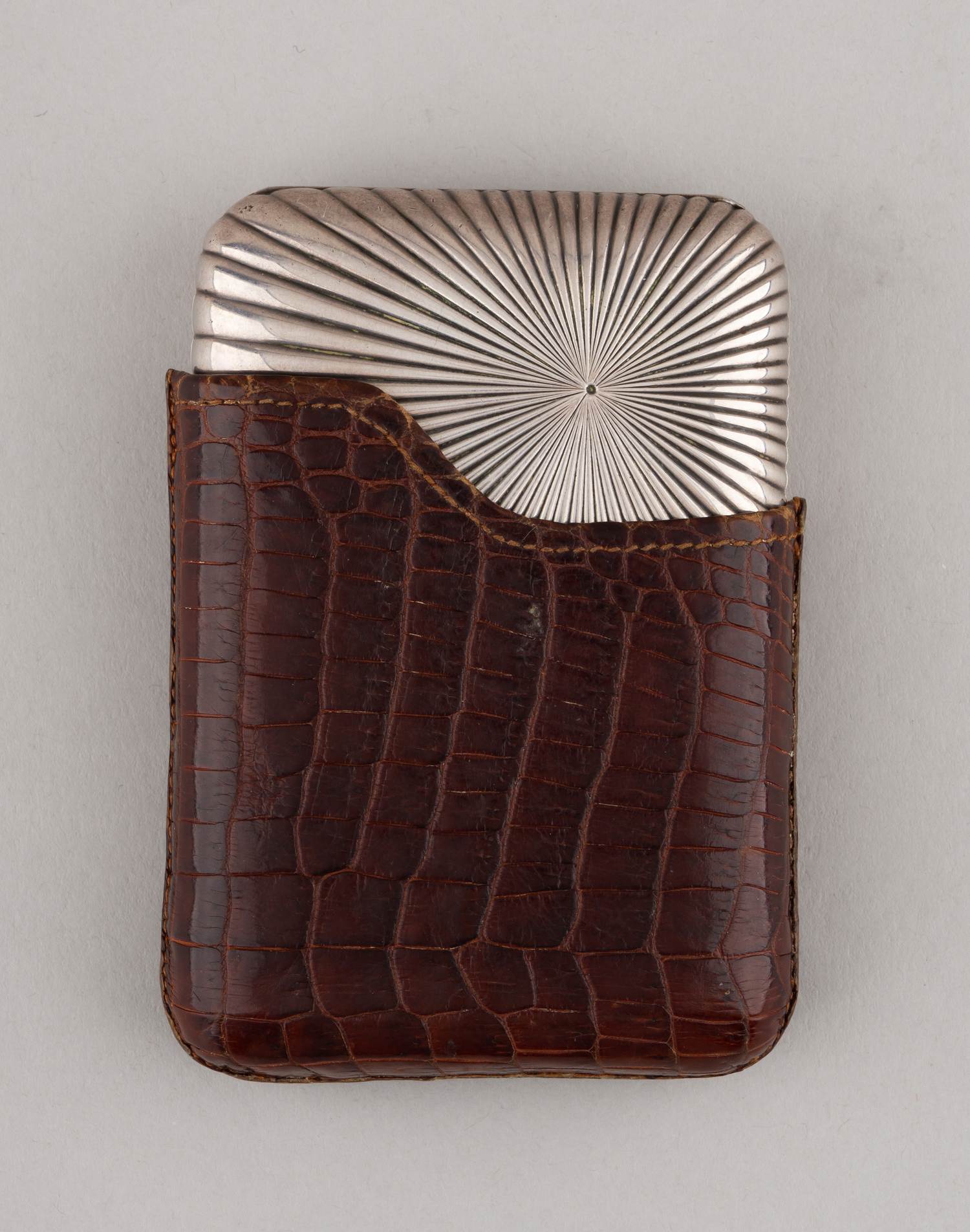 (Из собрания принца Альберта Саксен-Альтенбургского. Фаберже). Портсигар с монограммой «А» под короной.<br>Санкт-Петербург, фирма К. Фаберже, мастер Андерс Невалайнен,  1890-е годы.