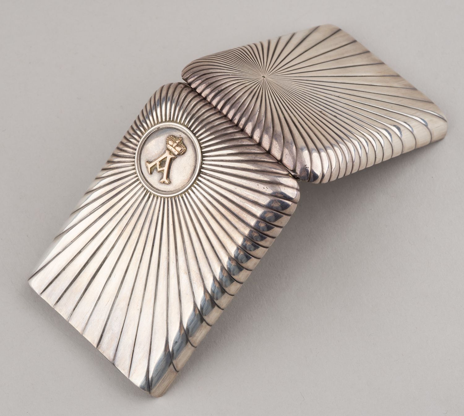 (Из собрания принца Альберта Саксен-Альтенбургского. Фаберже). Портсигар с монограммой «А» под короной.<br>Санкт-Петербург, фирма К. Фаберже, мастер Андерс Невалайнен,  1890-е годы.