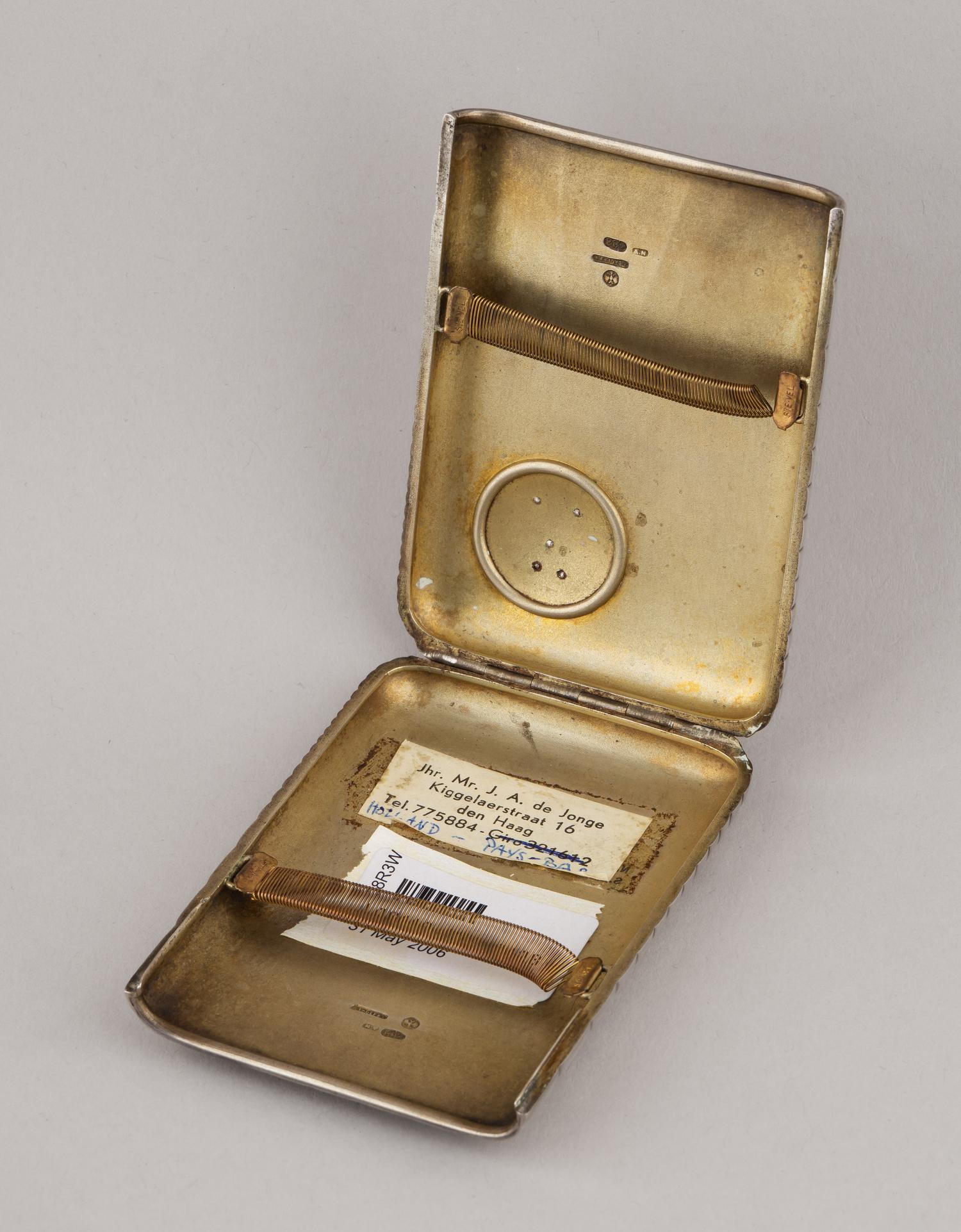 (Из собрания принца Альберта Саксен-Альтенбургского. Фаберже). Портсигар с монограммой «А» под короной.<br>Санкт-Петербург, фирма К. Фаберже, мастер Андерс Невалайнен,  1890-е годы.