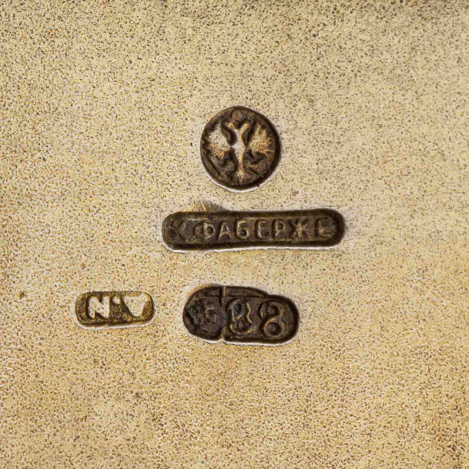 (Из собрания принца Альберта Саксен-Альтенбургского. Фаберже). Портсигар с монограммой «А» под короной.<br>Санкт-Петербург, фирма К. Фаберже, мастер Андерс Невалайнен,  1890-е годы.