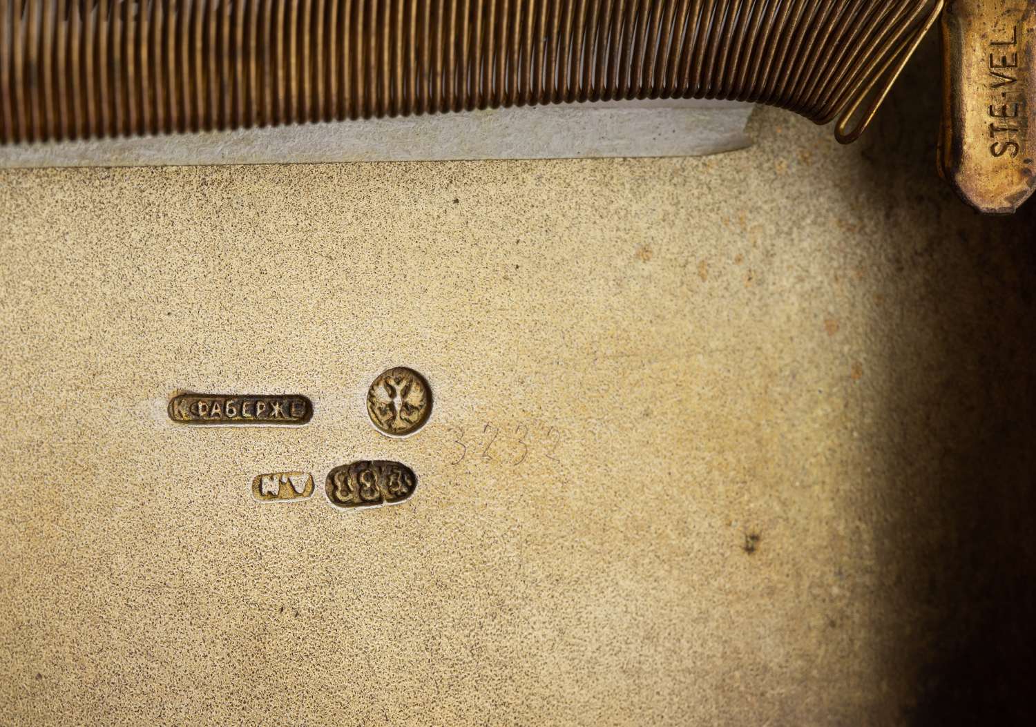 (Из собрания принца Альберта Саксен-Альтенбургского. Фаберже). Портсигар с монограммой «А» под короной.<br>Санкт-Петербург, фирма К. Фаберже, мастер Андерс Невалайнен,  1890-е годы.