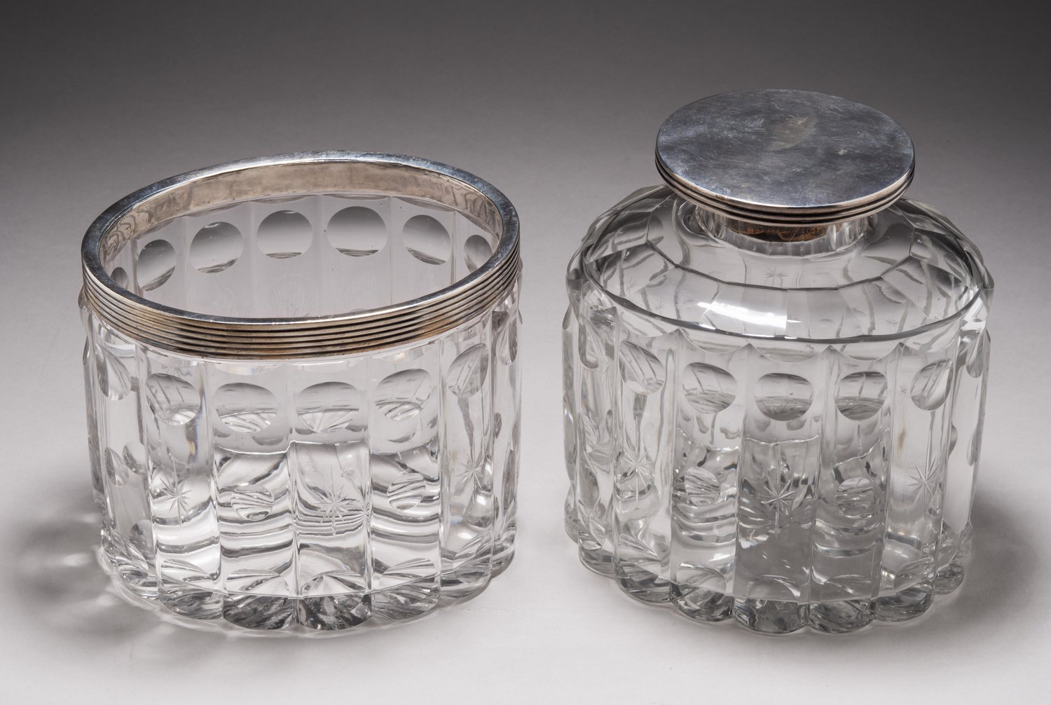 Чайница и ваза для сладостей в оригинальной шкатулке. Хрусталь – Никольско-Пестровский завод Бахметевых, середина XIX в. Серебро – Санкт-Петербург, серебряного дела мастер Экквист Карл Густав, 1840-1850 гг.