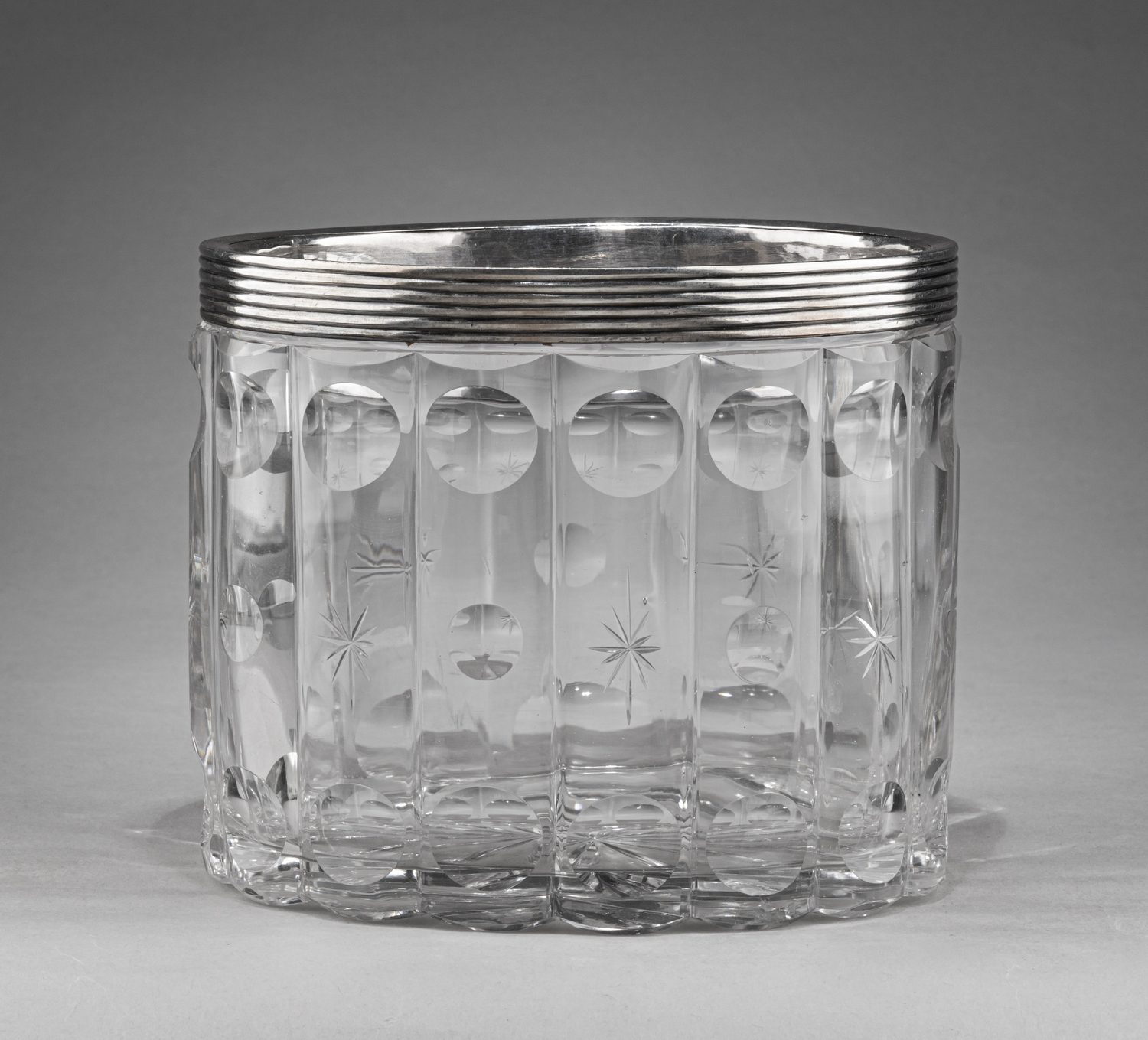 Чайница и ваза для сладостей в оригинальной шкатулке. Хрусталь – Никольско-Пестровский завод Бахметевых, середина XIX в. Серебро – Санкт-Петербург, серебряного дела мастер Экквист Карл Густав, 1840-1850 гг.