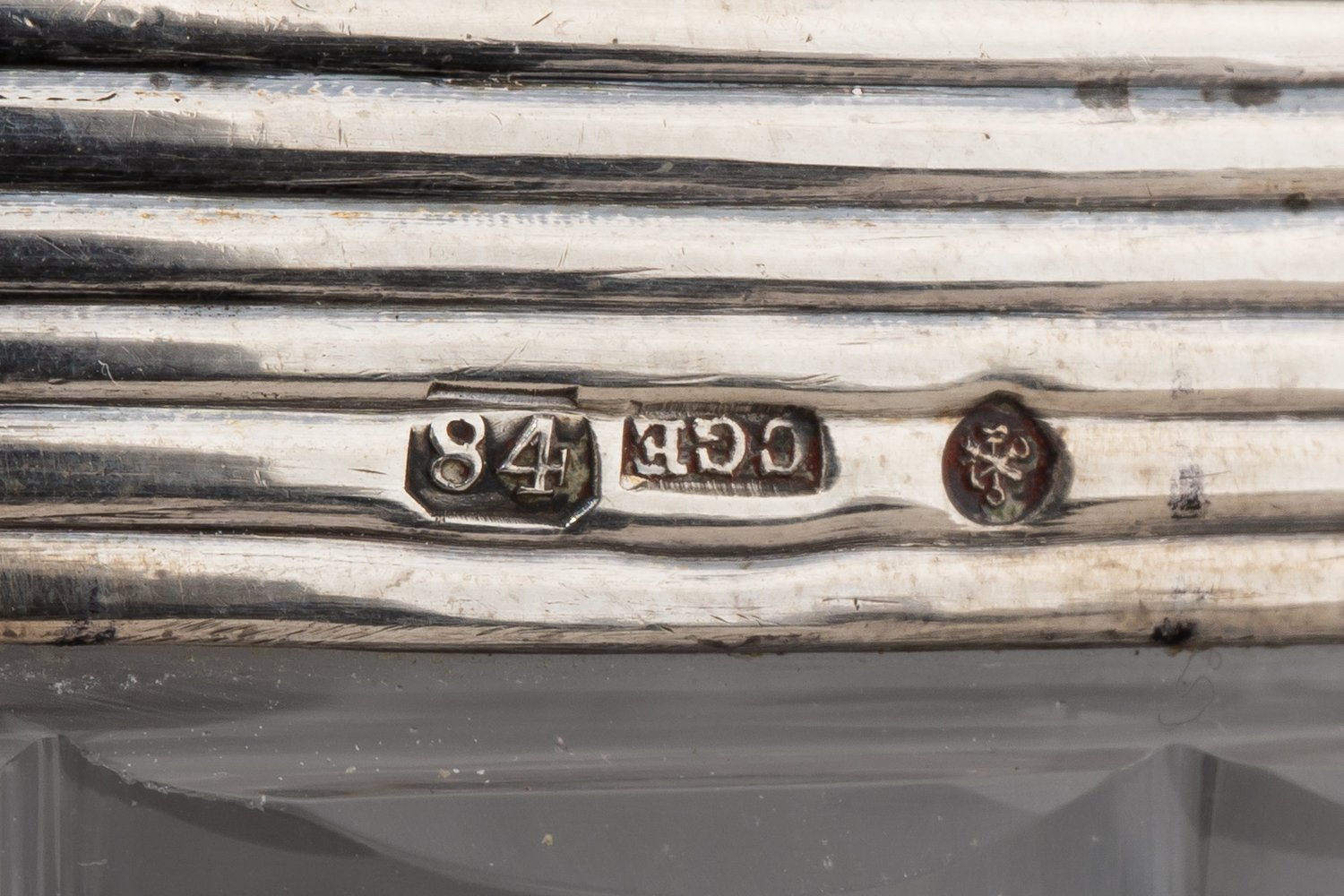 Чайница и ваза для сладостей в оригинальной шкатулке. Хрусталь – Никольско-Пестровский завод Бахметевых, середина XIX в. Серебро – Санкт-Петербург, серебряного дела мастер Экквист Карл Густав, 1840-1850 гг.