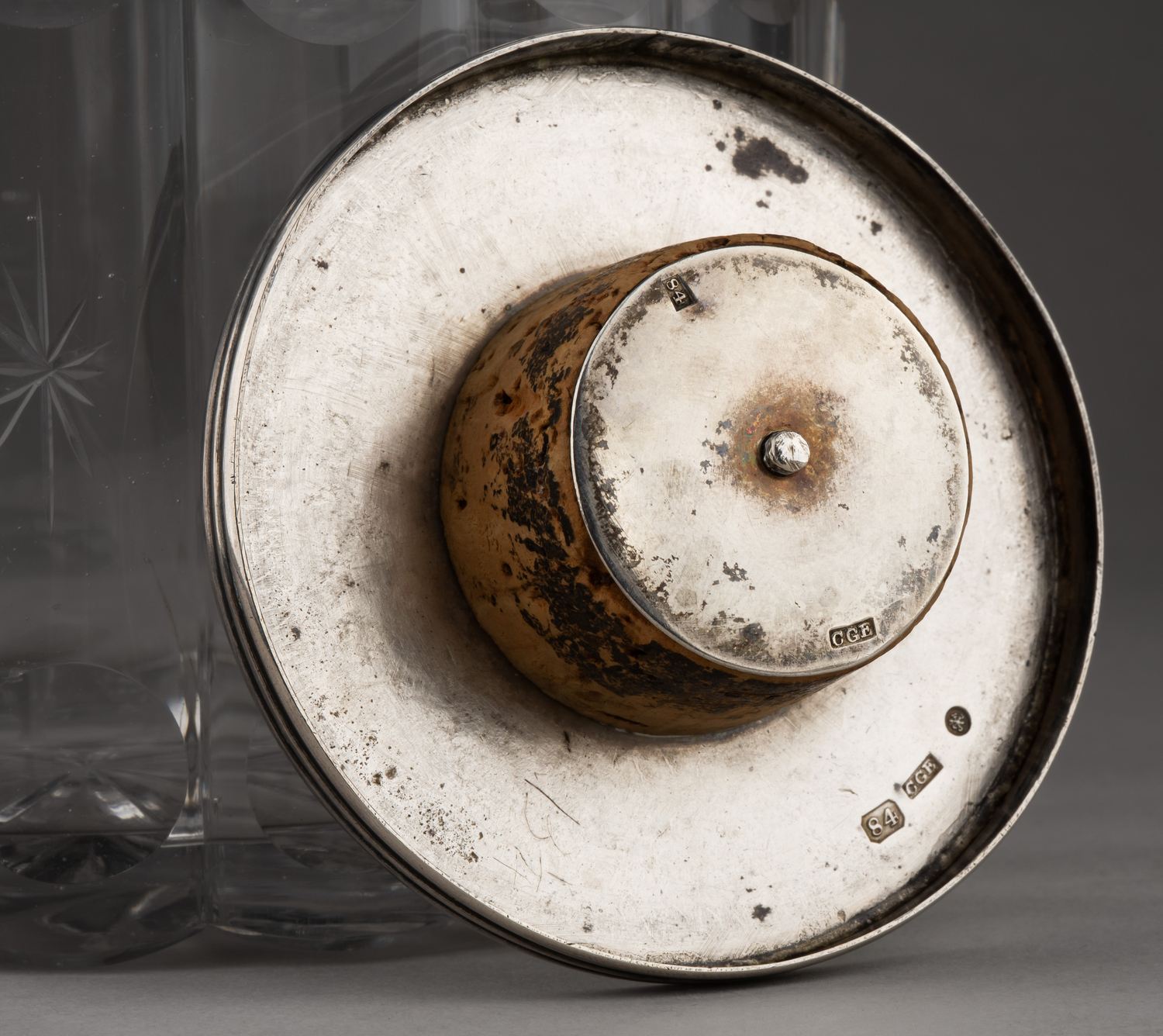 Чайница и ваза для сладостей в оригинальной шкатулке. Хрусталь – Никольско-Пестровский завод Бахметевых, середина XIX в. Серебро – Санкт-Петербург, серебряного дела мастер Экквист Карл Густав, 1840-1850 гг.