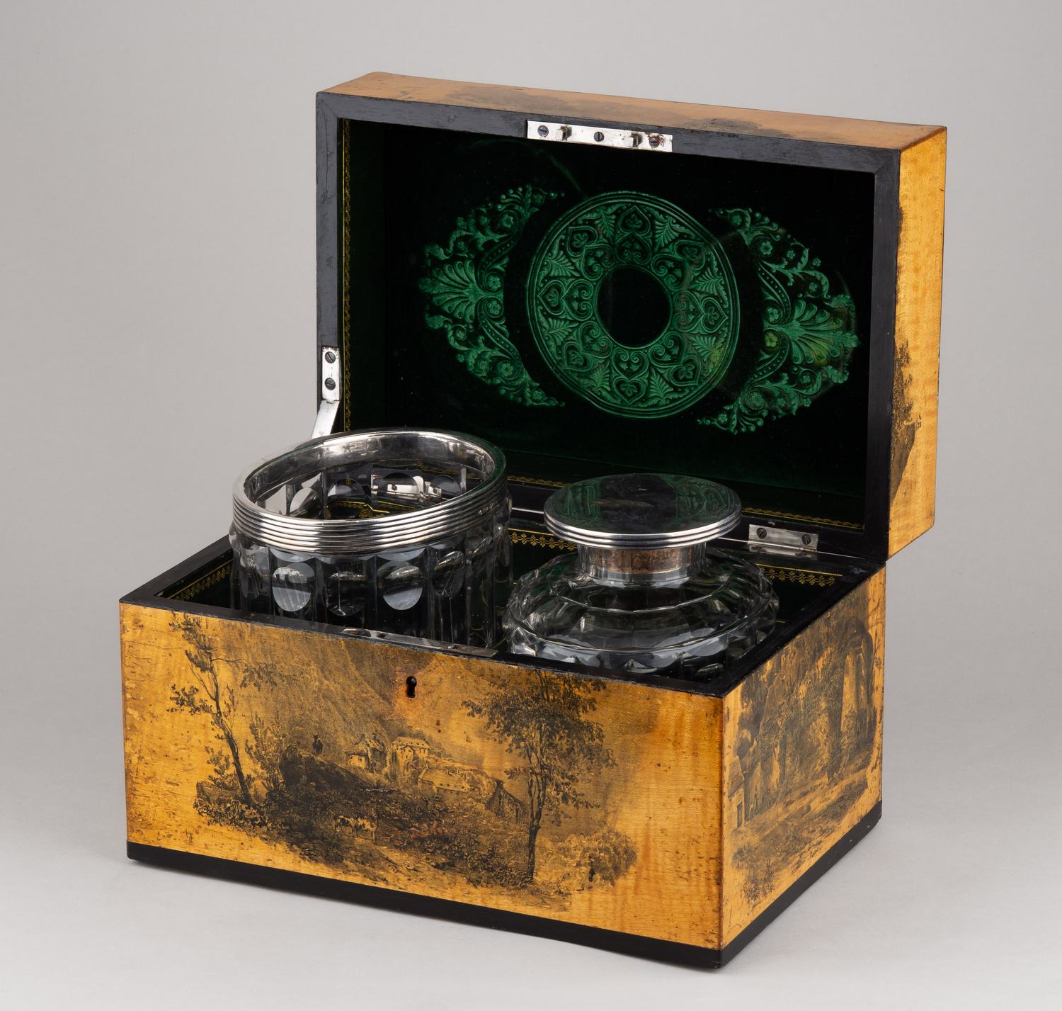 Чайница и ваза для сладостей в оригинальной шкатулке. Хрусталь – Никольско-Пестровский завод Бахметевых, середина XIX в. Серебро – Санкт-Петербург, серебряного дела мастер Экквист Карл Густав, 1840-1850 гг.