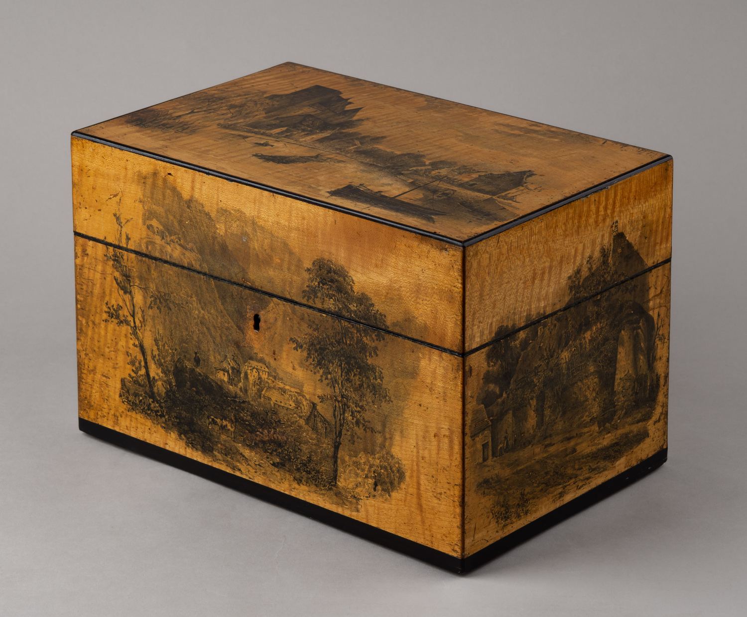 Чайница и ваза для сладостей в оригинальной шкатулке. Хрусталь – Никольско-Пестровский завод Бахметевых, середина XIX в. Серебро – Санкт-Петербург, серебряного дела мастер Экквист Карл Густав, 1840-1850 гг.