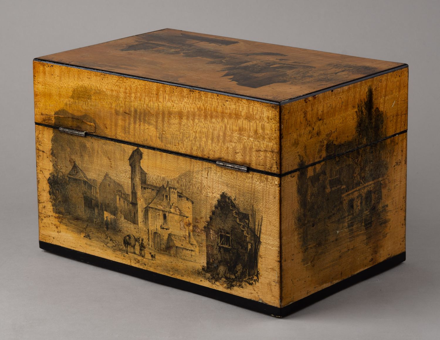 Чайница и ваза для сладостей в оригинальной шкатулке. Хрусталь – Никольско-Пестровский завод Бахметевых, середина XIX в. Серебро – Санкт-Петербург, серебряного дела мастер Экквист Карл Густав, 1840-1850 гг.