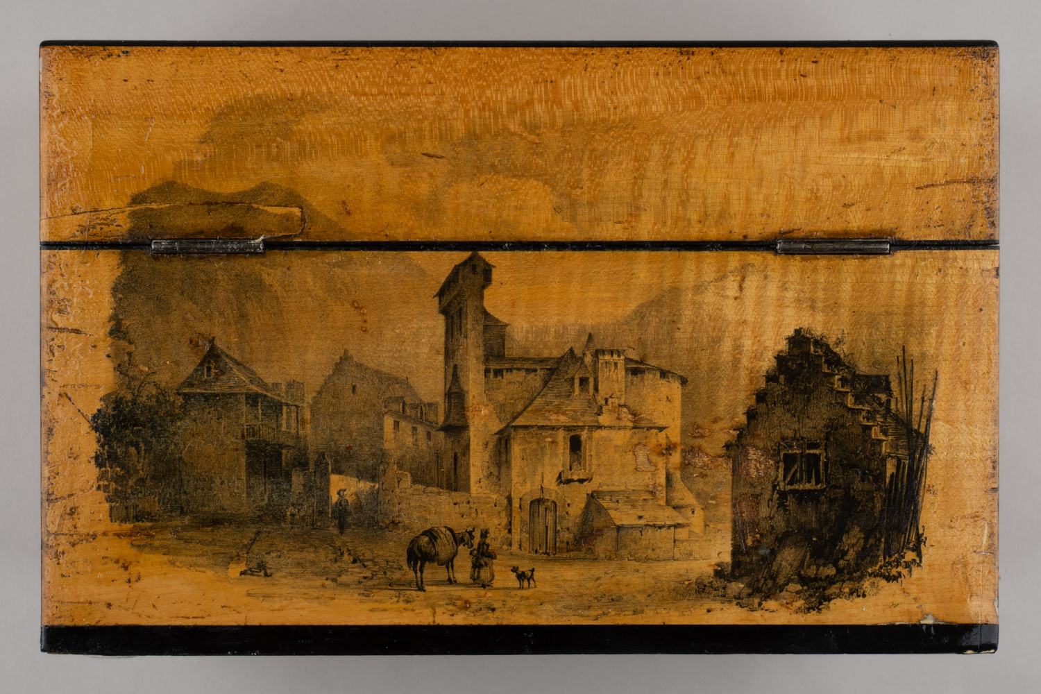 Чайница и ваза для сладостей в оригинальной шкатулке. Хрусталь – Никольско-Пестровский завод Бахметевых, середина XIX в. Серебро – Санкт-Петербург, серебряного дела мастер Экквист Карл Густав, 1840-1850 гг.