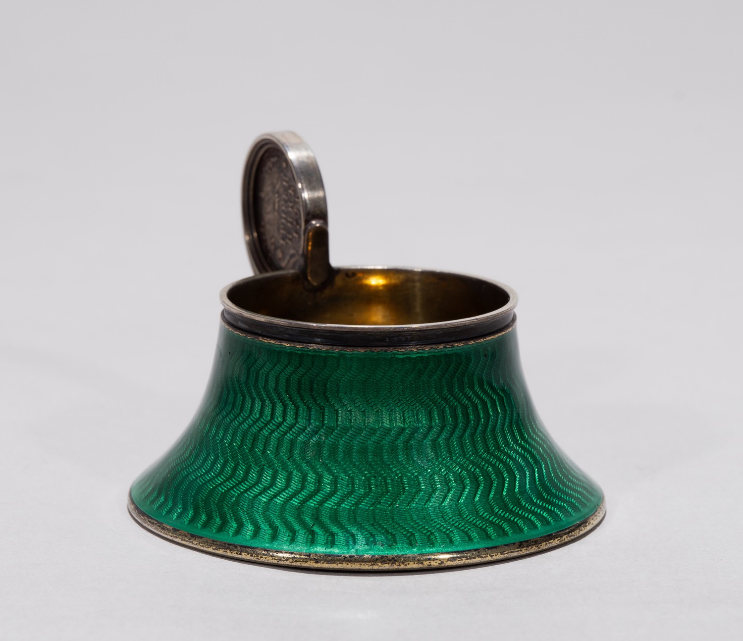 (Фаберже) Чарка изумрудной эмали гильоше с инкрустацией монетой 1791 года. 
Санкт-Петербург, фирма Фаберже, мастер Анна Ринге, начало XX в.