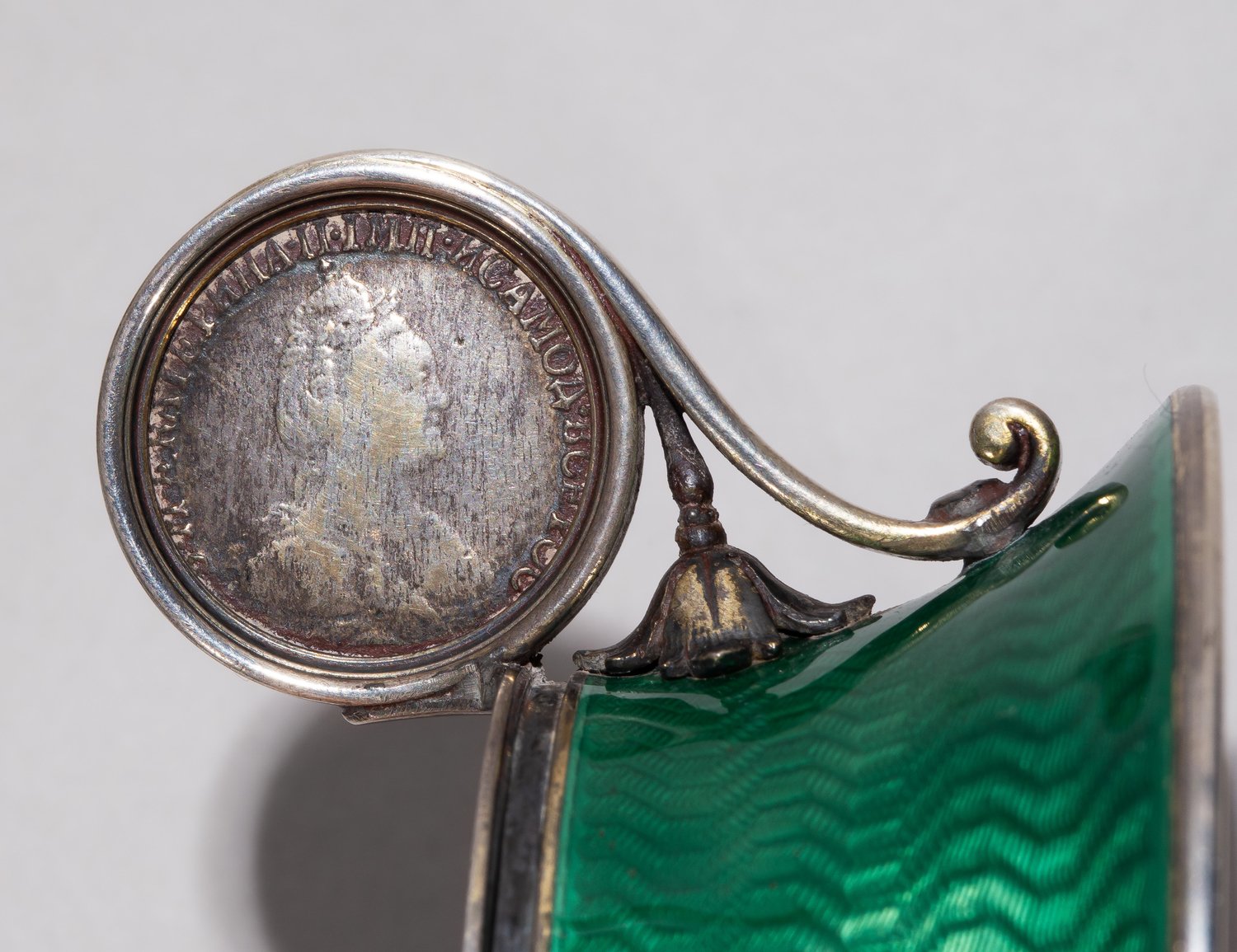 (Фаберже) Чарка изумрудной эмали гильоше с инкрустацией монетой 1791 года. 
Санкт-Петербург, фирма Фаберже, мастер Анна Ринге, начало XX в.