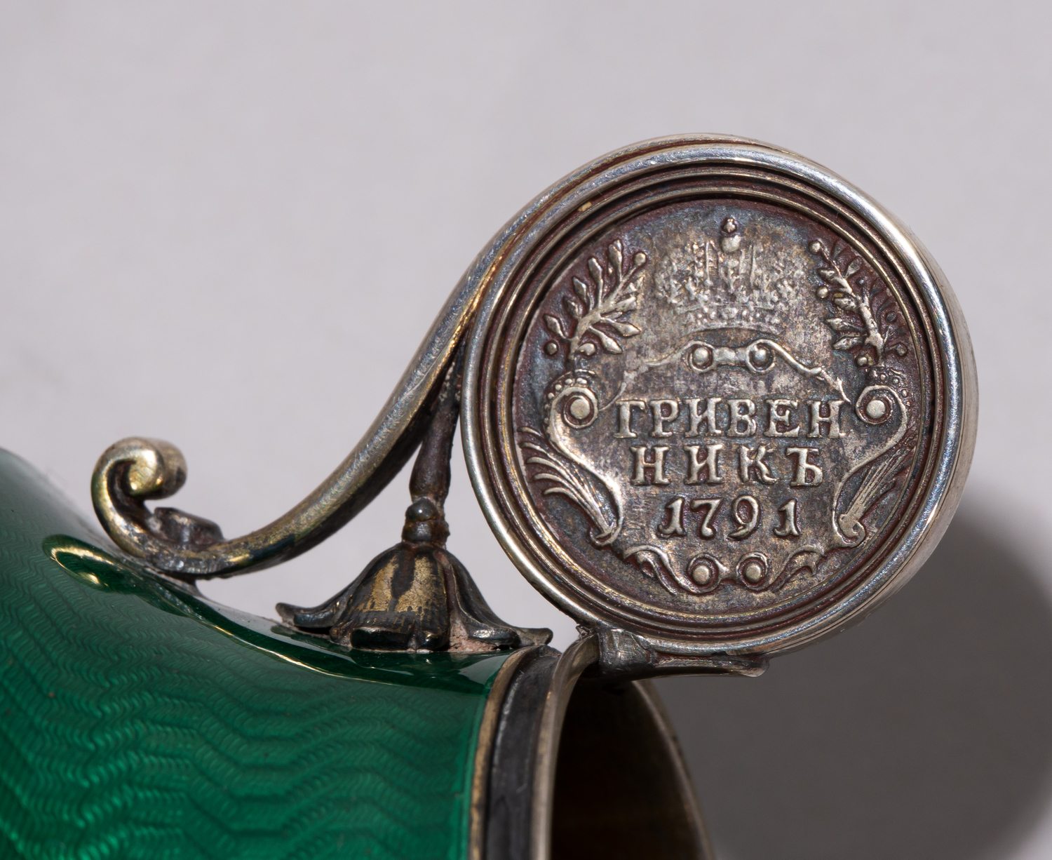 (Фаберже) Чарка изумрудной эмали гильоше с инкрустацией монетой 1791 года. 
Санкт-Петербург, фирма Фаберже, мастер Анна Ринге, начало XX в.