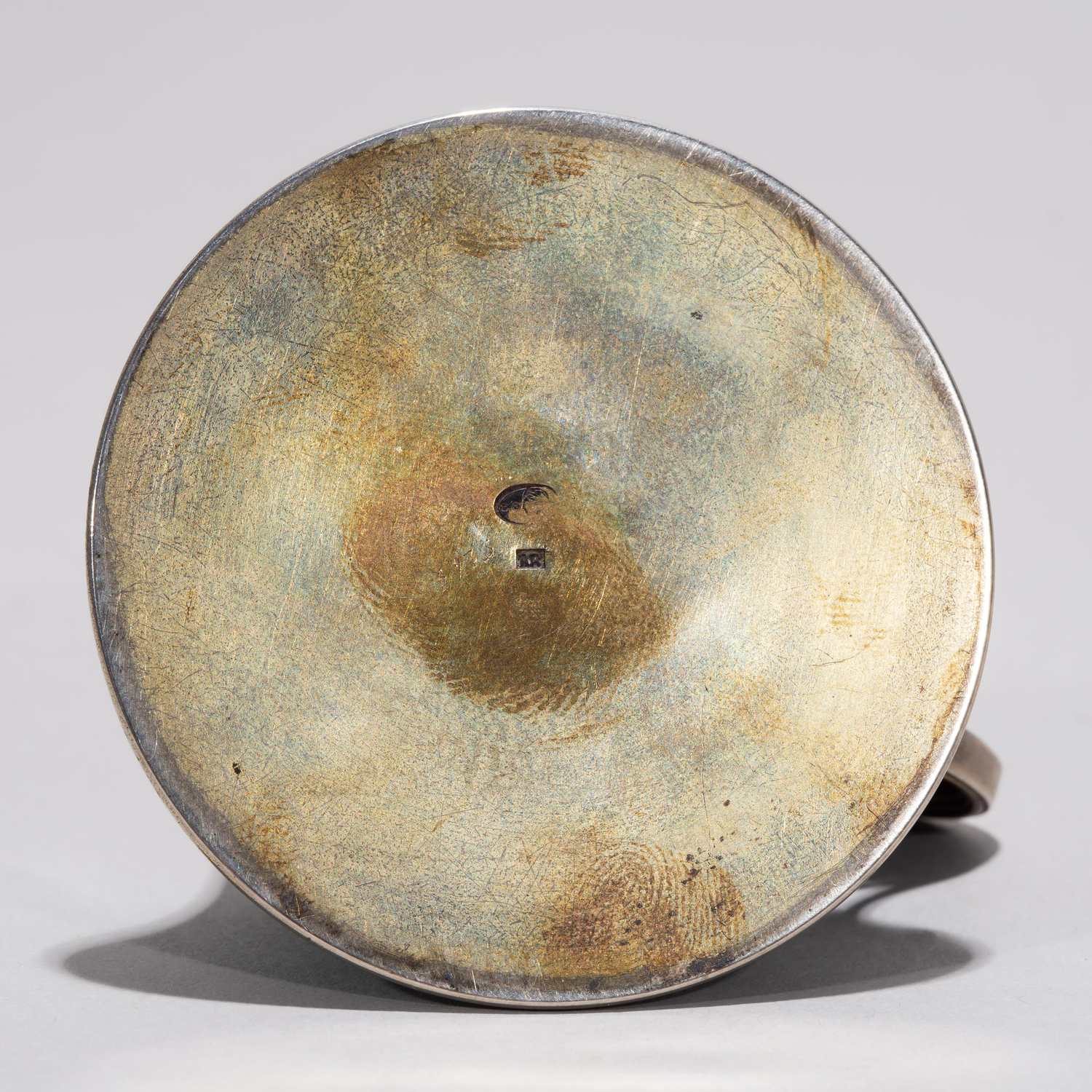 (Фаберже) Чарка изумрудной эмали гильоше с инкрустацией монетой 1791 года. 
Санкт-Петербург, фирма Фаберже, мастер Анна Ринге, начало XX в.