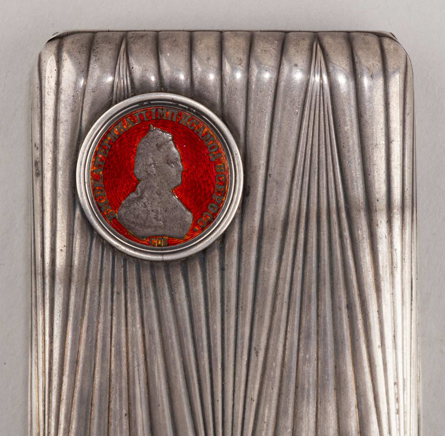 (Фаберже. Андерс Невалайнен). Портсигар с монетой правления Екатерины II в кожаном футляре. Санкт-Петербург, Фирма «Фаберже», мастер Андерс Невалайнен, 1899–1904 гг.