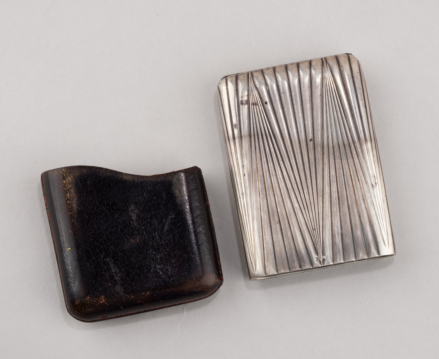 (Фаберже. Андерс Невалайнен). Портсигар с монетой правления Екатерины II в кожаном футляре. Санкт-Петербург, Фирма «Фаберже», мастер Андерс Невалайнен, 1899–1904 гг.