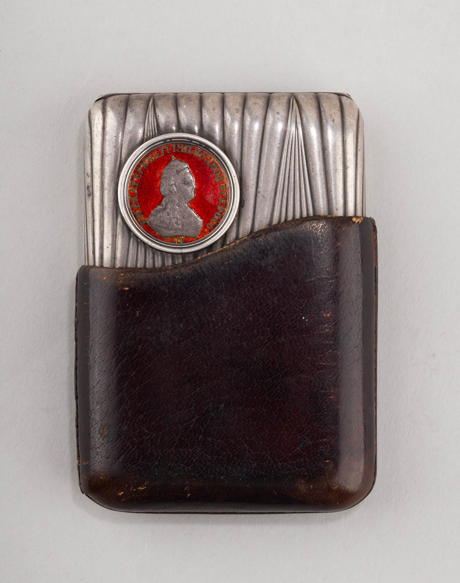 (Фаберже. Андерс Невалайнен). Портсигар с монетой правления Екатерины II в кожаном футляре. Санкт-Петербург, Фирма «Фаберже», мастер Андерс Невалайнен, 1899–1904 гг.