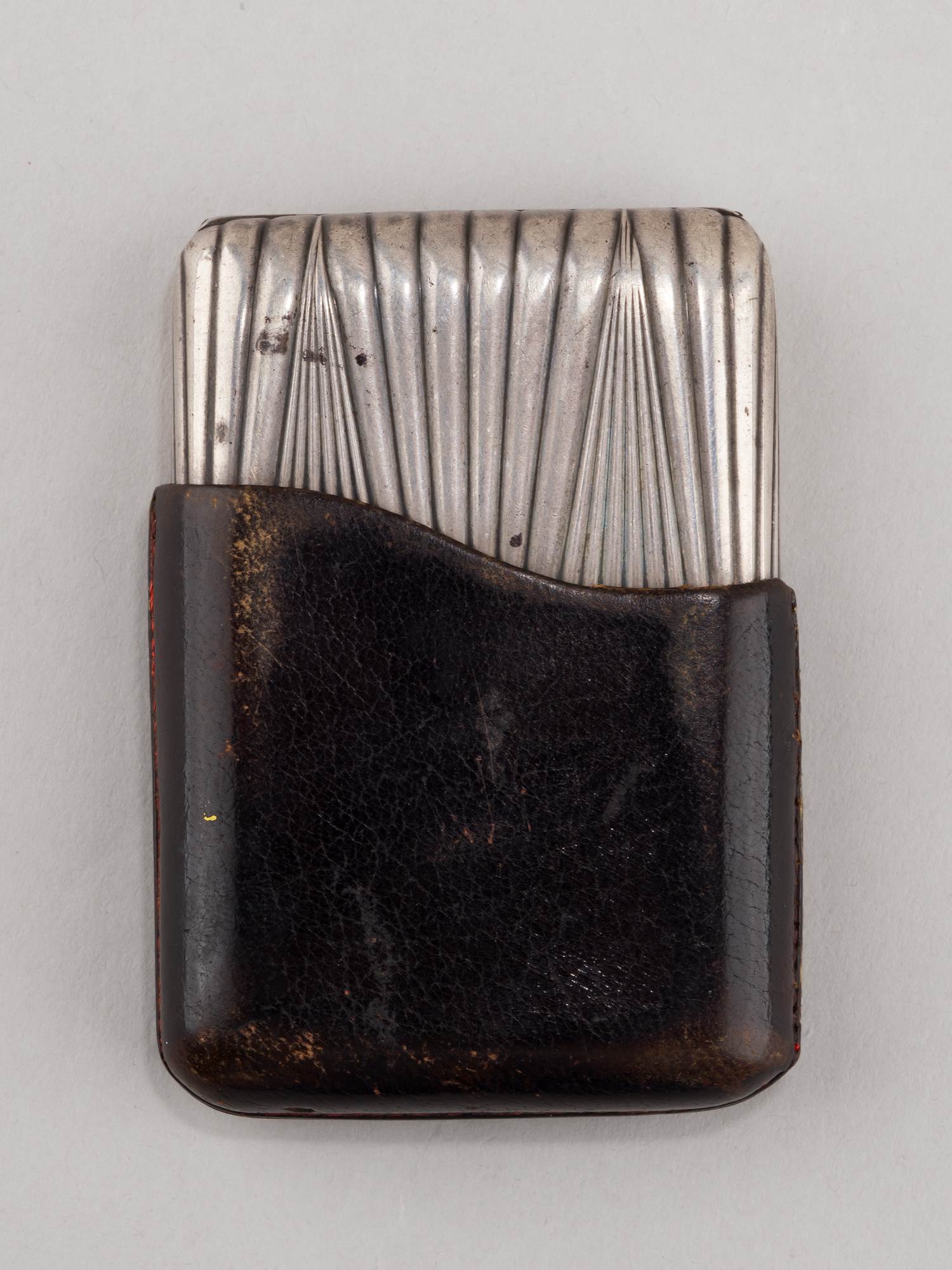 (Фаберже. Андерс Невалайнен). Портсигар с монетой правления Екатерины II в кожаном футляре. Санкт-Петербург, Фирма «Фаберже», мастер Андерс Невалайнен, 1899–1904 гг.