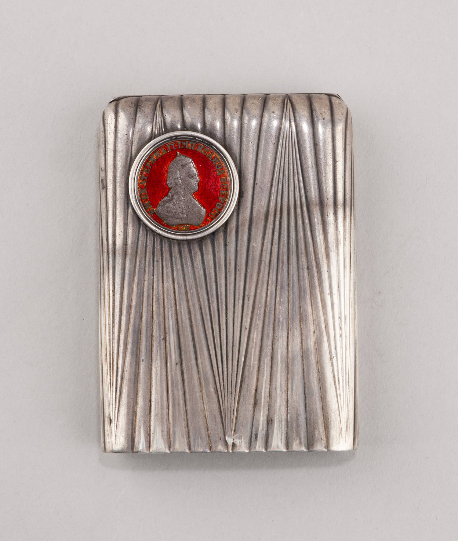 (Фаберже. Андерс Невалайнен). Портсигар с монетой правления Екатерины II в кожаном футляре. Санкт-Петербург, Фирма «Фаберже», мастер Андерс Невалайнен, 1899–1904 гг.