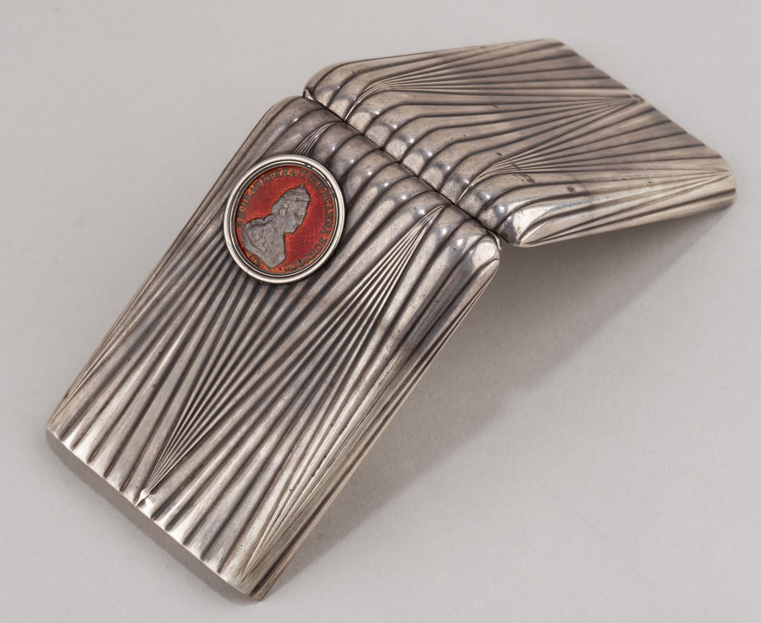 (Фаберже. Андерс Невалайнен). Портсигар с монетой правления Екатерины II в кожаном футляре. Санкт-Петербург, Фирма «Фаберже», мастер Андерс Невалайнен, 1899–1904 гг.