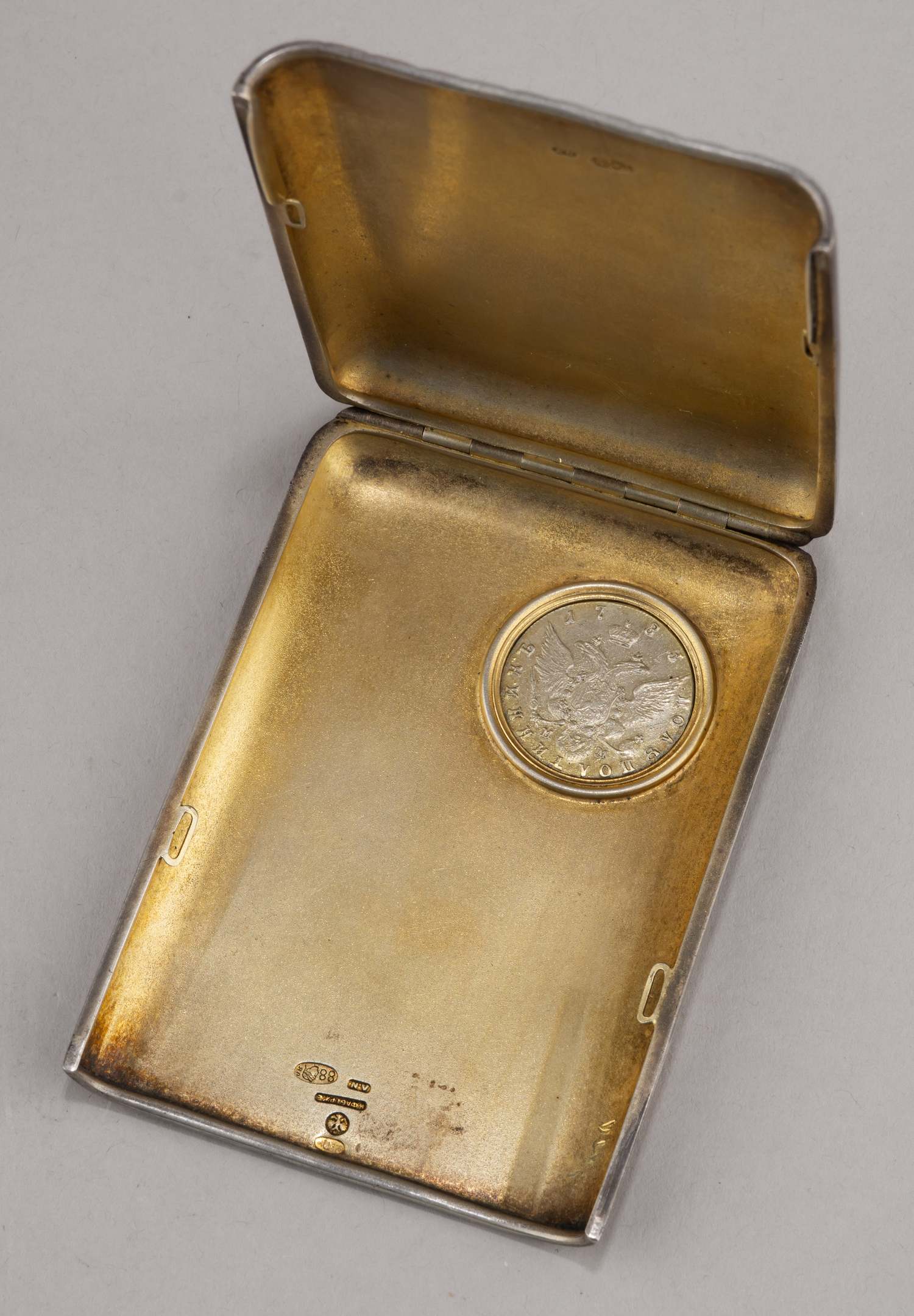 (Фаберже. Андерс Невалайнен). Портсигар с монетой правления Екатерины II в кожаном футляре. Санкт-Петербург, Фирма «Фаберже», мастер Андерс Невалайнен, 1899–1904 гг.