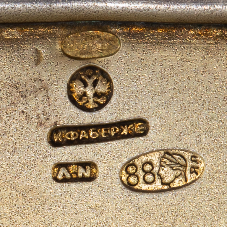 (Фаберже. Андерс Невалайнен). Портсигар с монетой правления Екатерины II в кожаном футляре. Санкт-Петербург, Фирма «Фаберже», мастер Андерс Невалайнен, 1899–1904 гг.