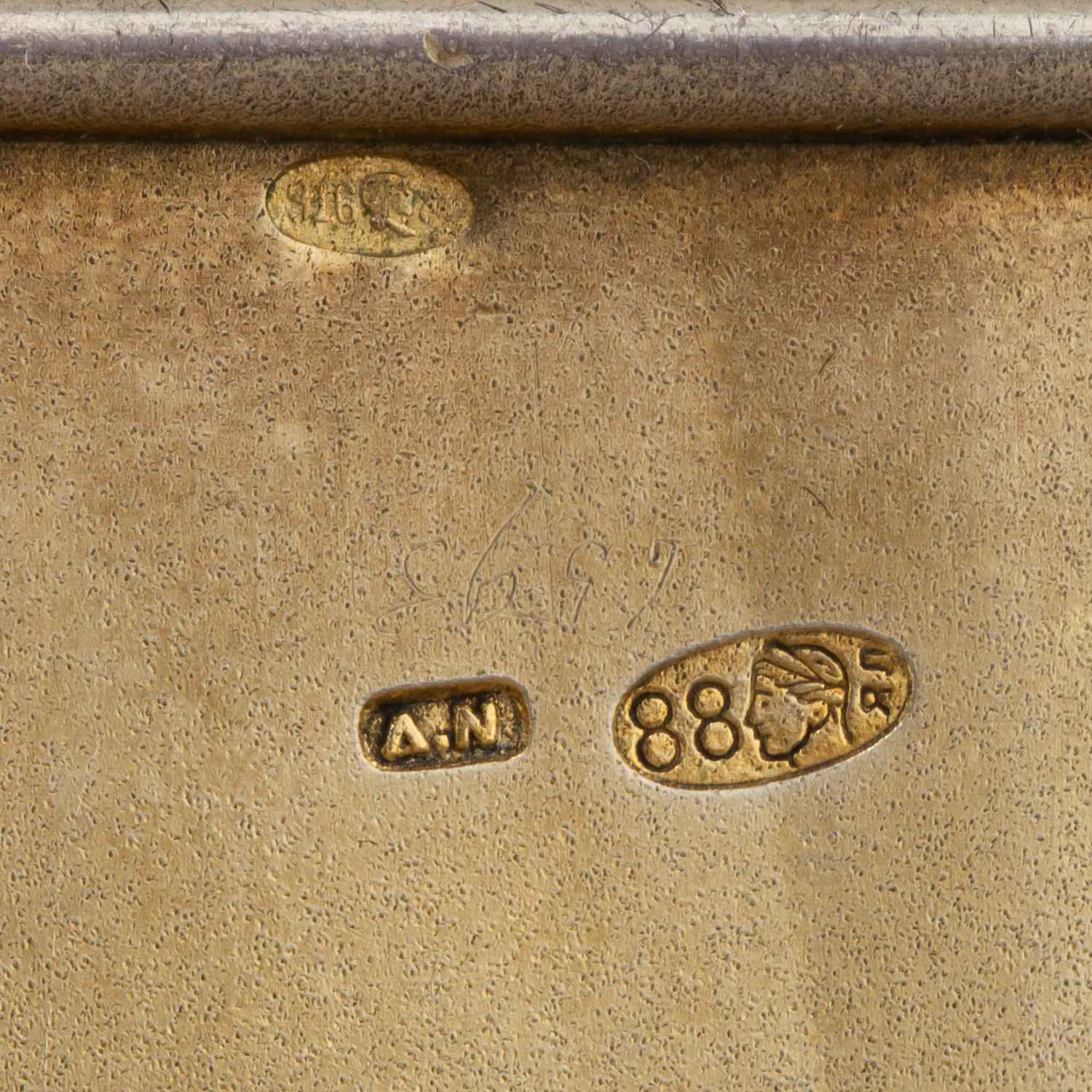 (Фаберже. Андерс Невалайнен). Портсигар с монетой правления Екатерины II в кожаном футляре. Санкт-Петербург, Фирма «Фаберже», мастер Андерс Невалайнен, 1899–1904 гг.