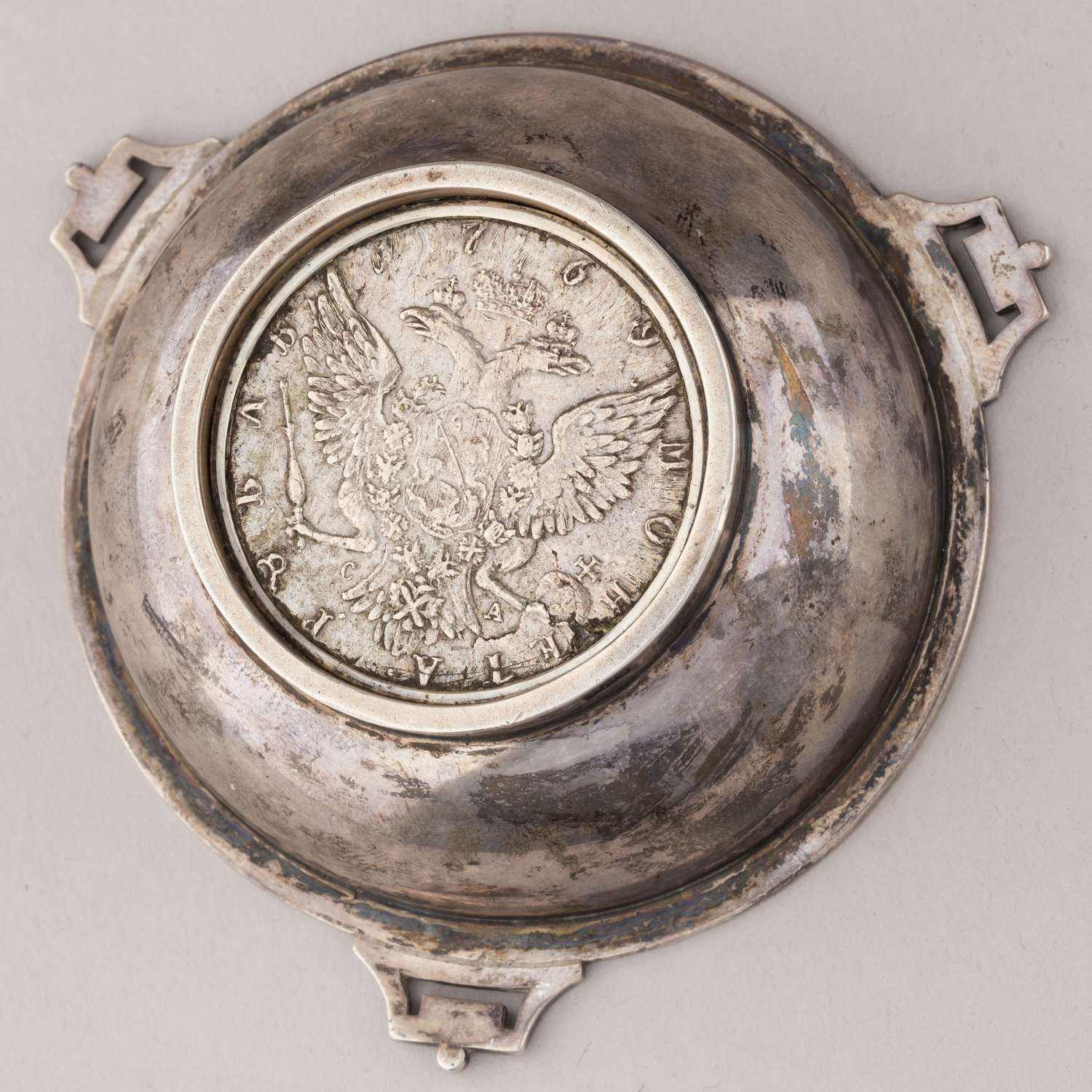 (С экспертизой. Фаберже.) Чарка с монетой в неоклассическом стиле.
Москва, фирма Фаберже, 1890-е гг.