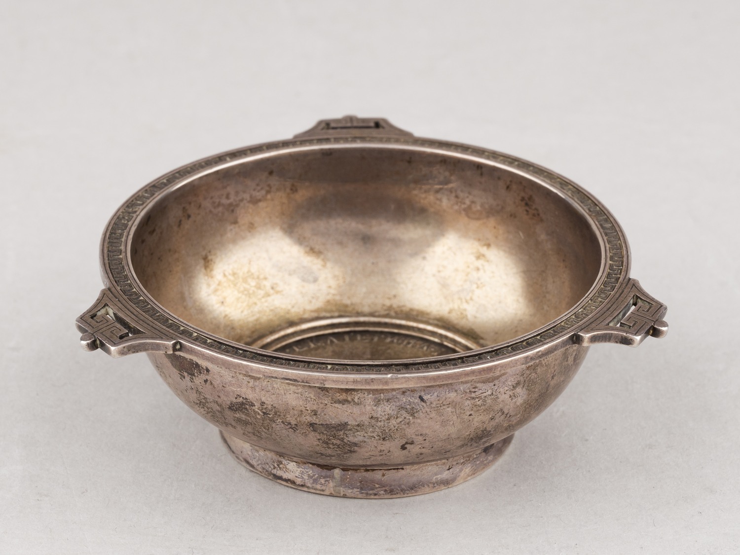 (С экспертизой. Фаберже.) Чарка с монетой в неоклассическом стиле.
Москва, фирма Фаберже, 1890-е гг.