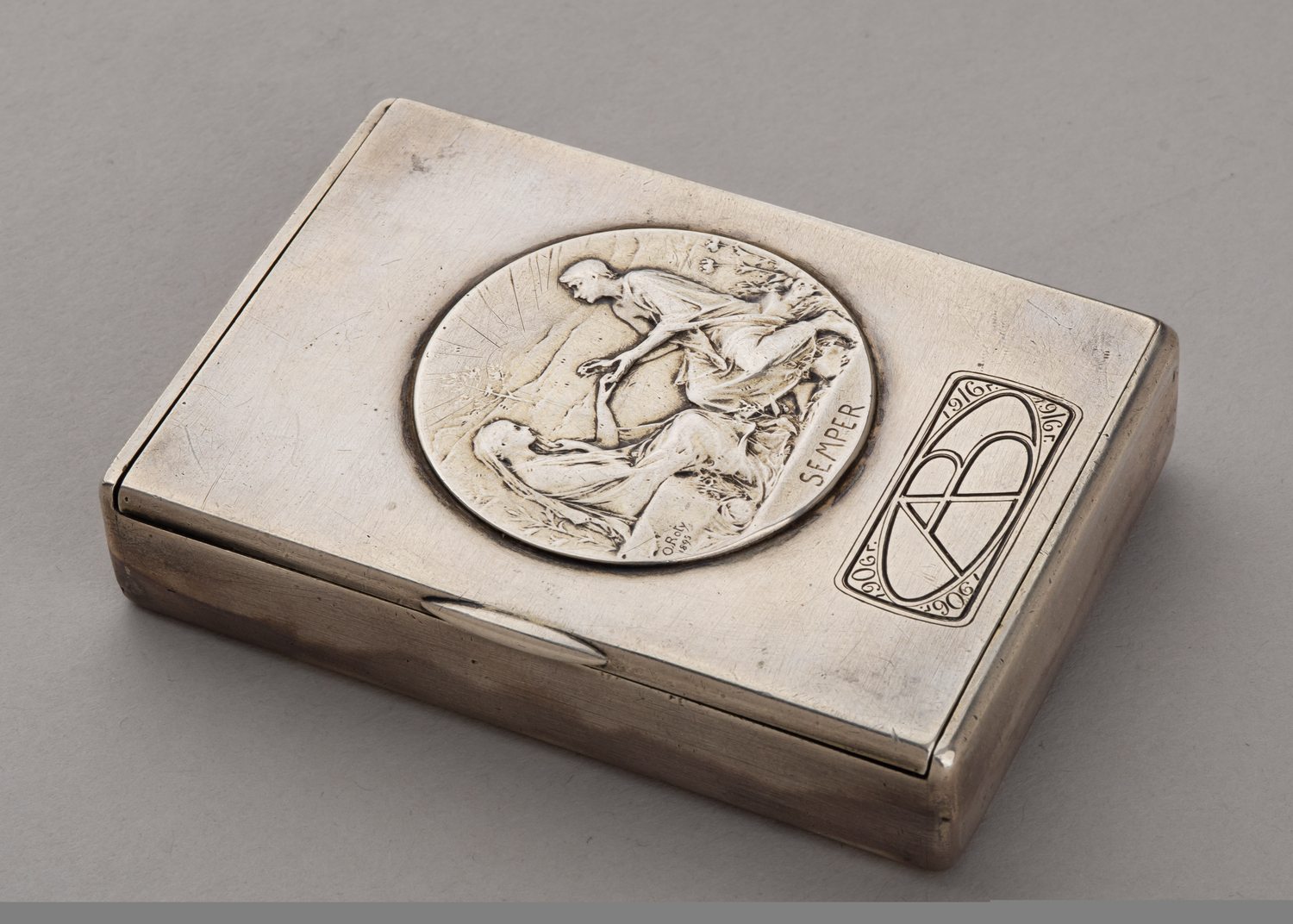 (Фаберже) Портсигар инкрустированный медалями на 10-летие бракосочетания. Москва, фирма «Фаберже», 1916 г.