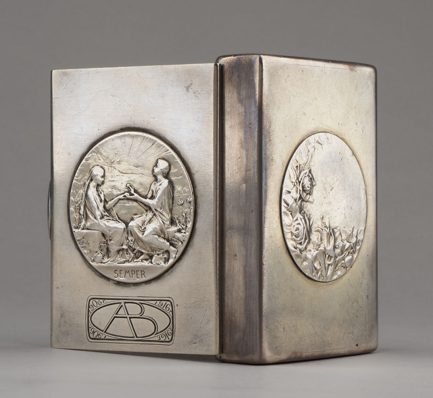 (Фаберже) Портсигар инкрустированный медалями на 10-летие бракосочетания. Москва, фирма «Фаберже», 1916 г.