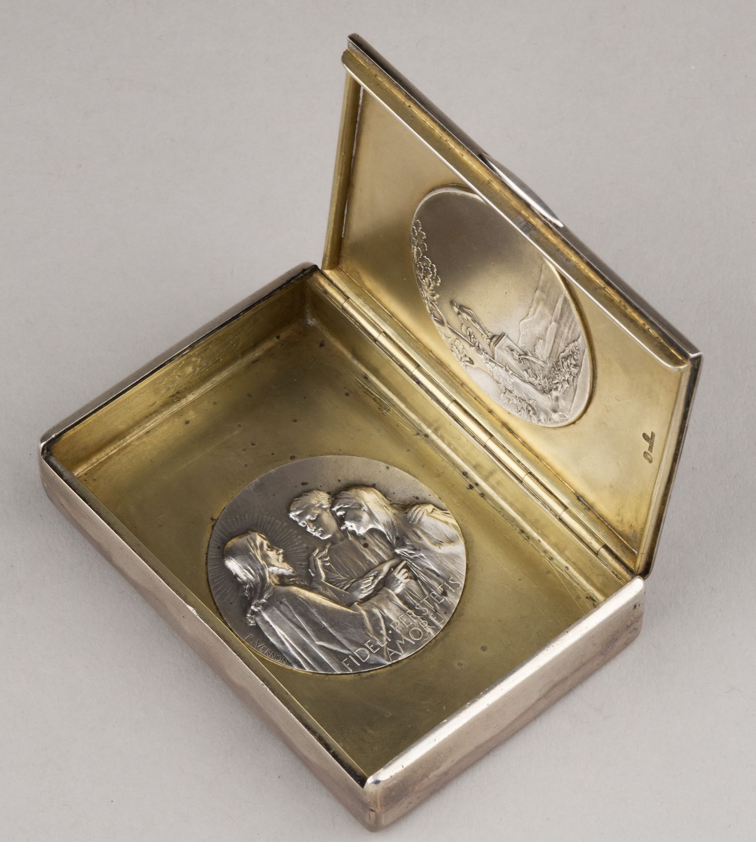 (Фаберже) Портсигар инкрустированный медалями на 10-летие бракосочетания. Москва, фирма «Фаберже», 1916 г.