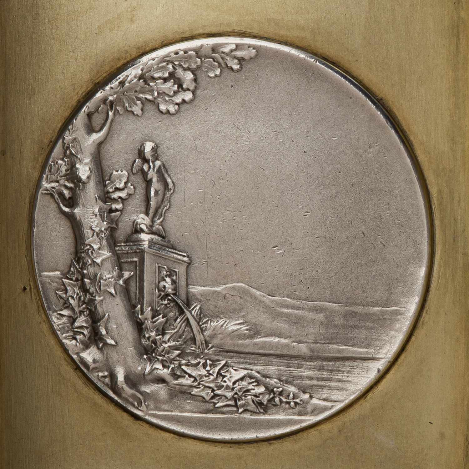 (Фаберже) Портсигар инкрустированный медалями на 10-летие бракосочетания. Москва, фирма «Фаберже», 1916 г.