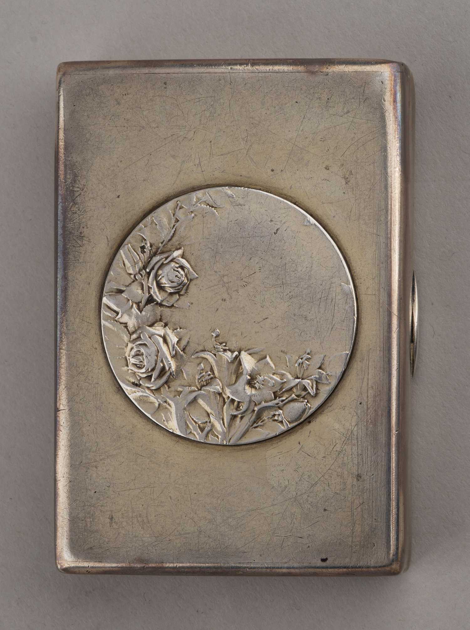 (Фаберже) Портсигар инкрустированный медалями на 10-летие бракосочетания. Москва, фирма «Фаберже», 1916 г.