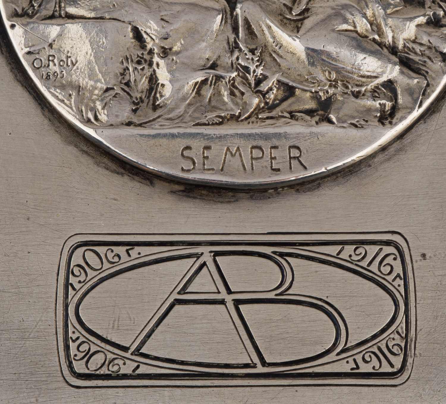 (Фаберже) Портсигар инкрустированный медалями на 10-летие бракосочетания. Москва, фирма «Фаберже», 1916 г.